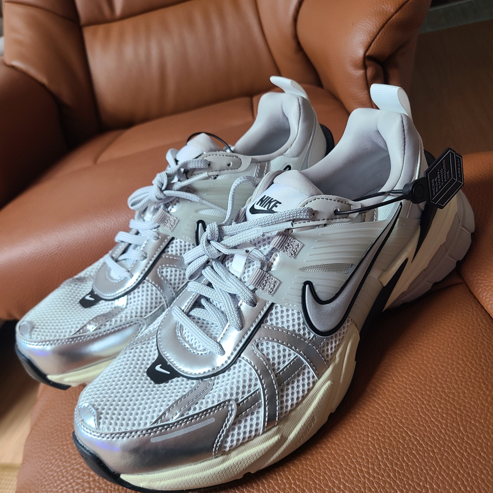 Nike V2K Run Pure Platinum Light Iron Ore 착용 스타일 - 6