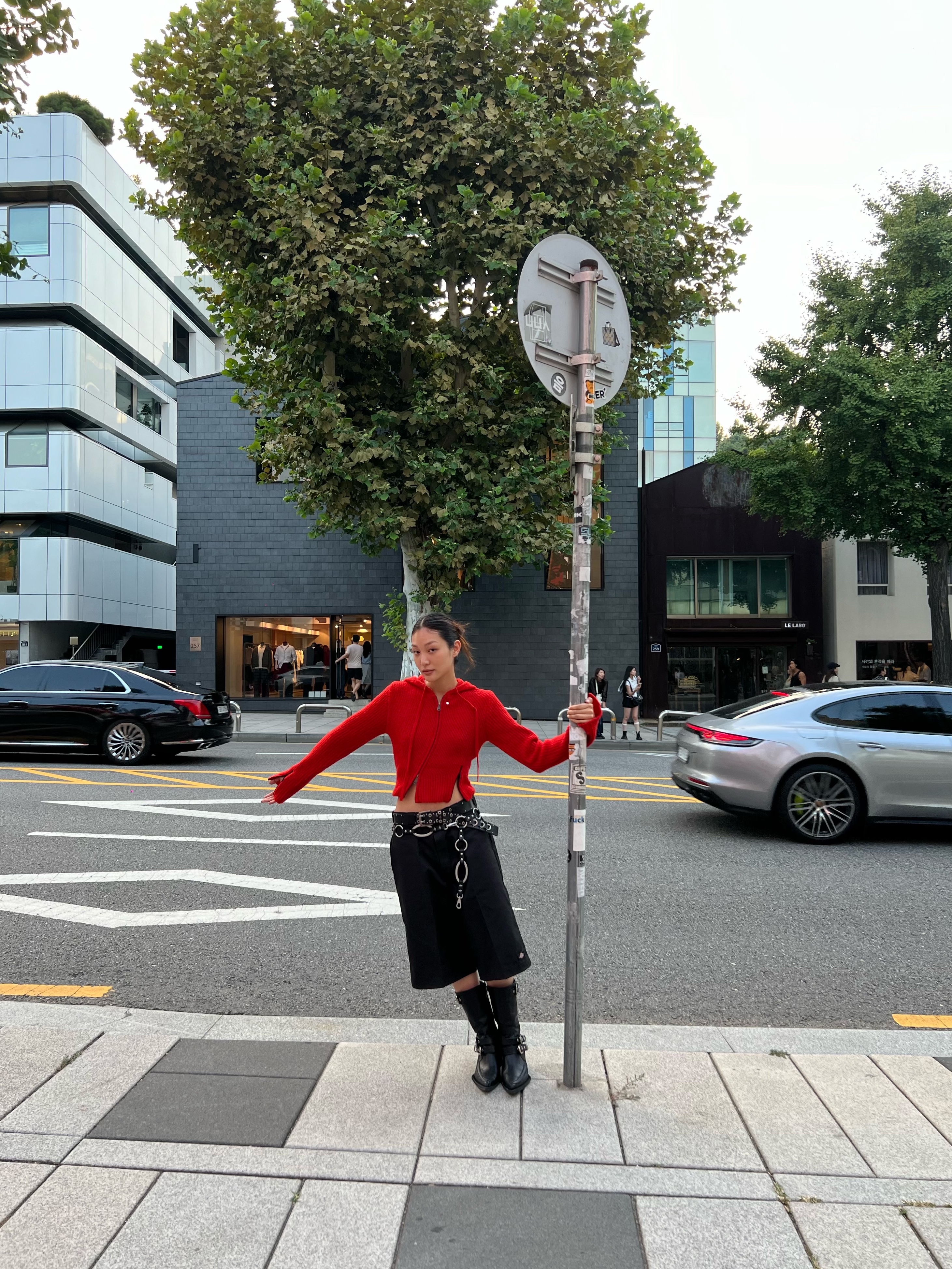 Vacant Archive Moro Knitted Hoodie Zip-Up Red, Vacant Archive Blenheim Double Stud Belt Black 착용 스타일