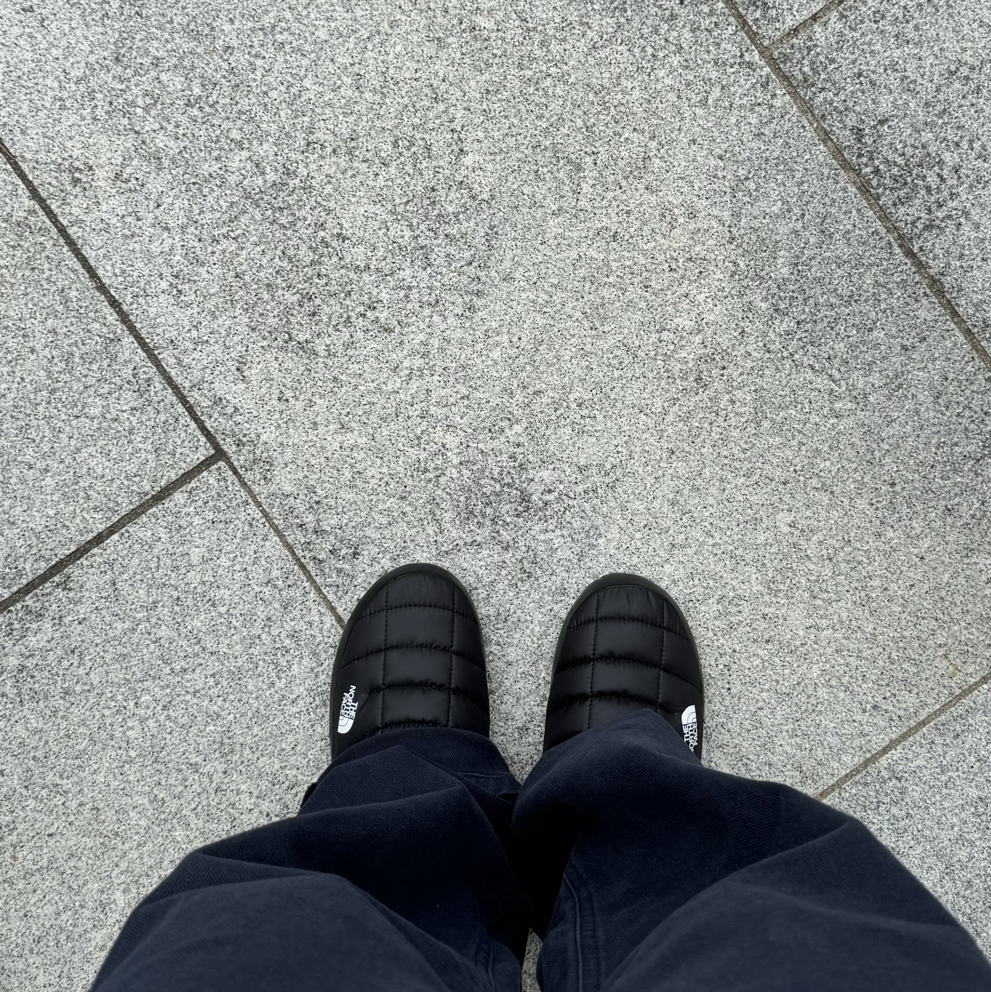 (W) The North Face Thermoball Traction Mule V Black 착용 스타일