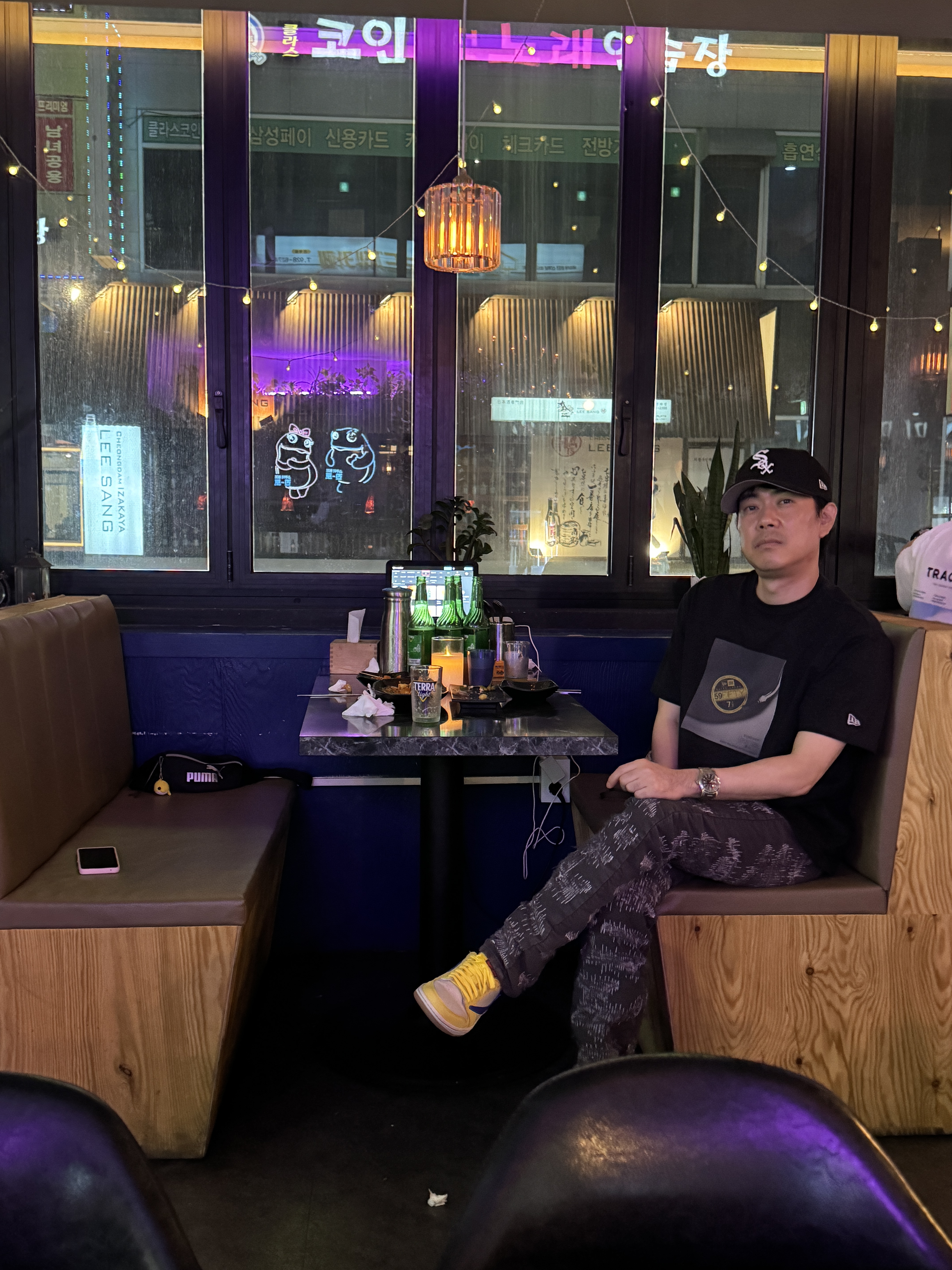 (W) Jordan 1 x Travis Scott Retro Low OG SP Canary, New Era X Balansa Captable T-Shirt Black 착용 스타일