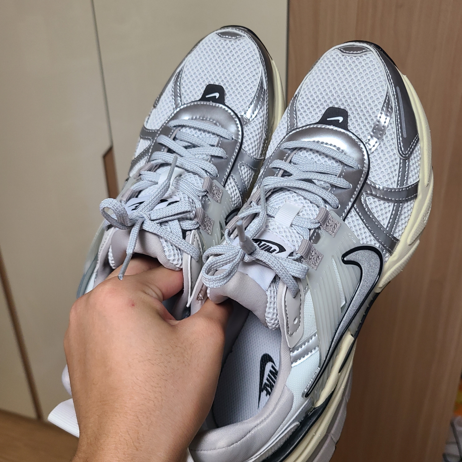 Nike V2K Run Pure Platinum Light Iron Ore 착용 스타일 - 7