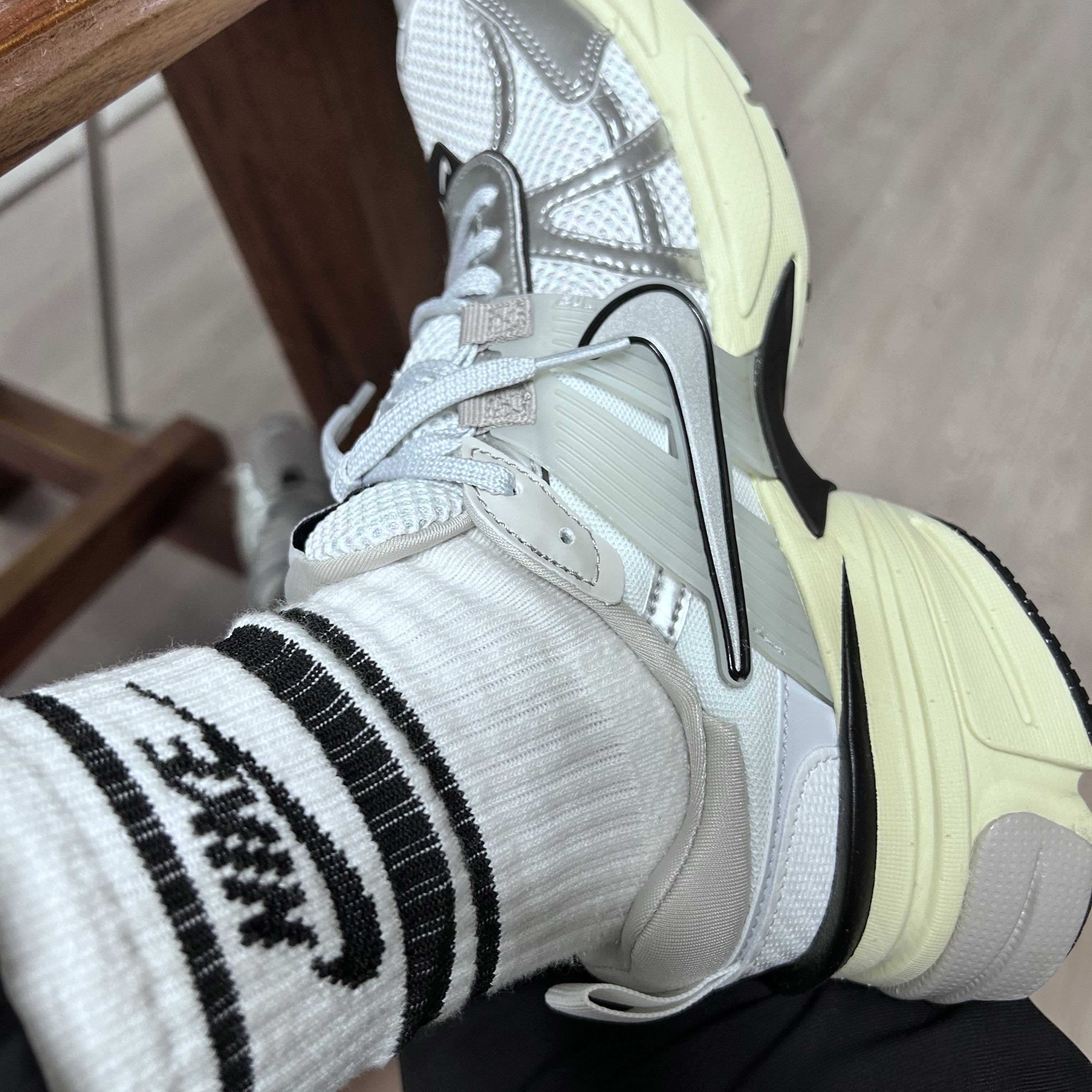 Nike V2K Run Summit White Metallic Silver 착용 스타일