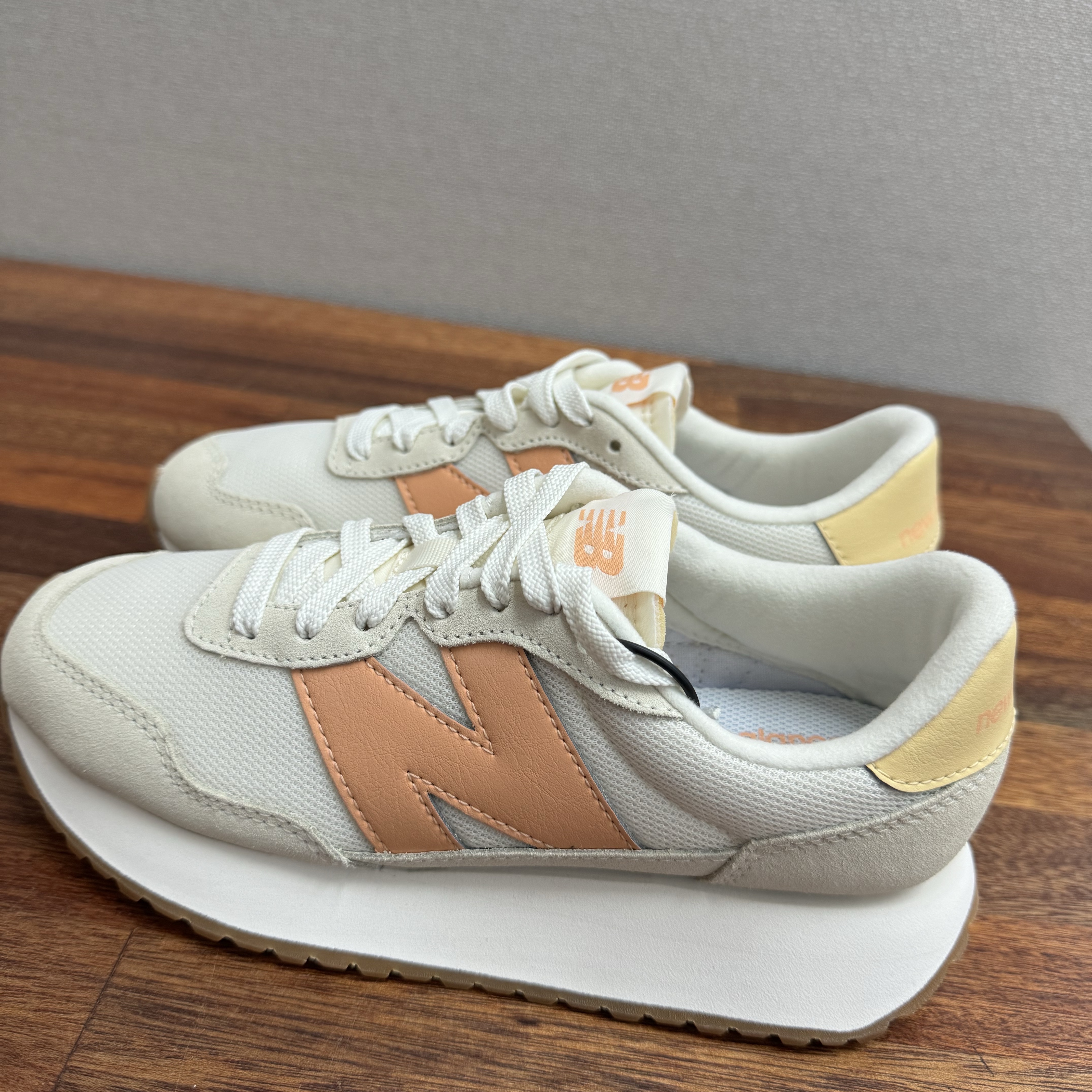 (W) New Balance 237 Beige Orange 착용 스타일 - 3