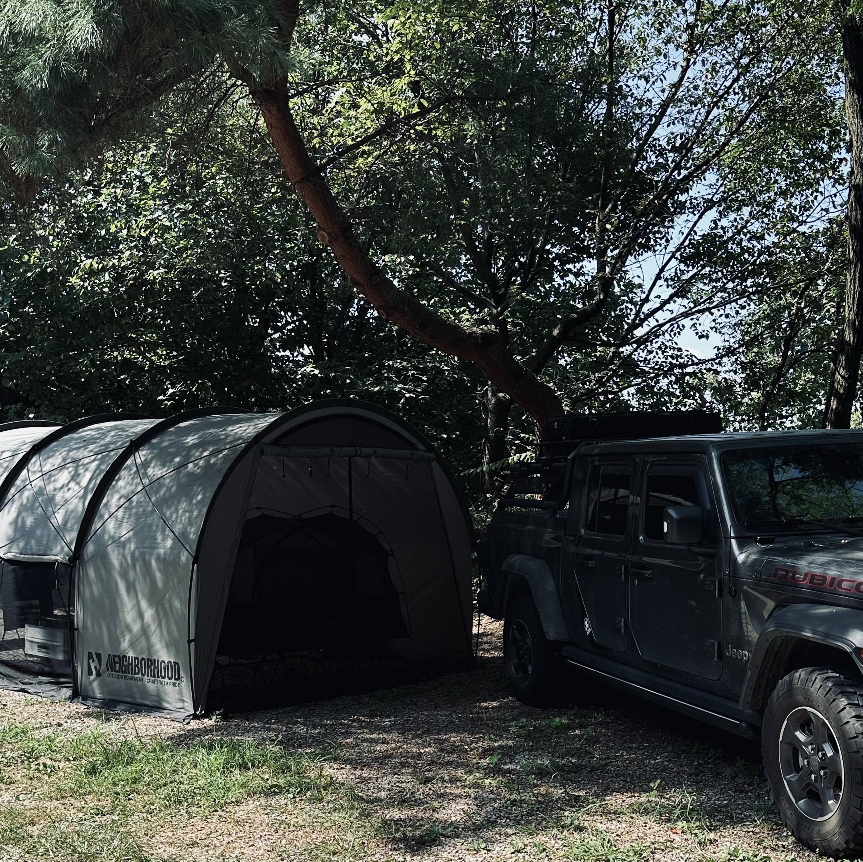 Helinox x Neighborhood Field Tunnel 4.35 Hangar Gray 착용 스타일