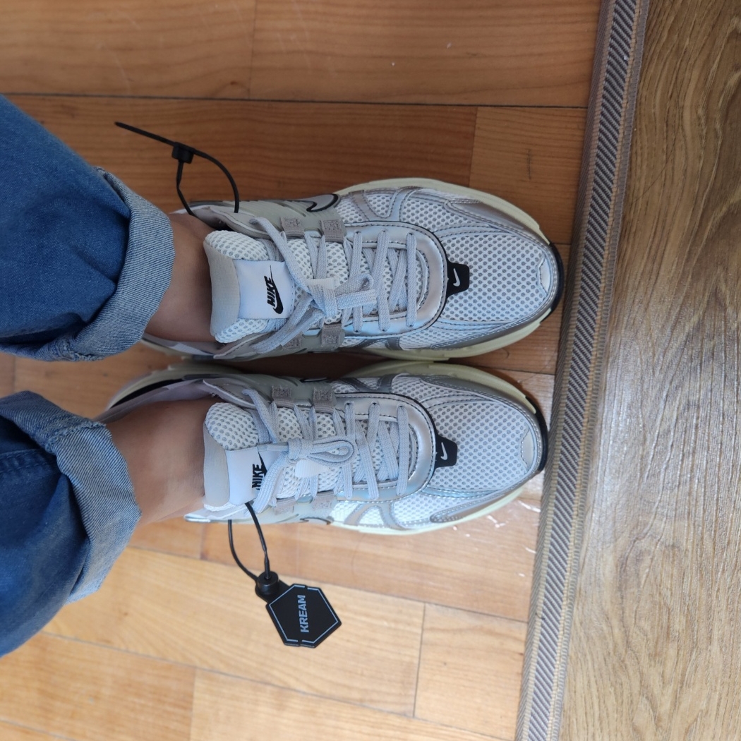 Nike V2K Run Summit White Metallic Silver 착용 스타일
