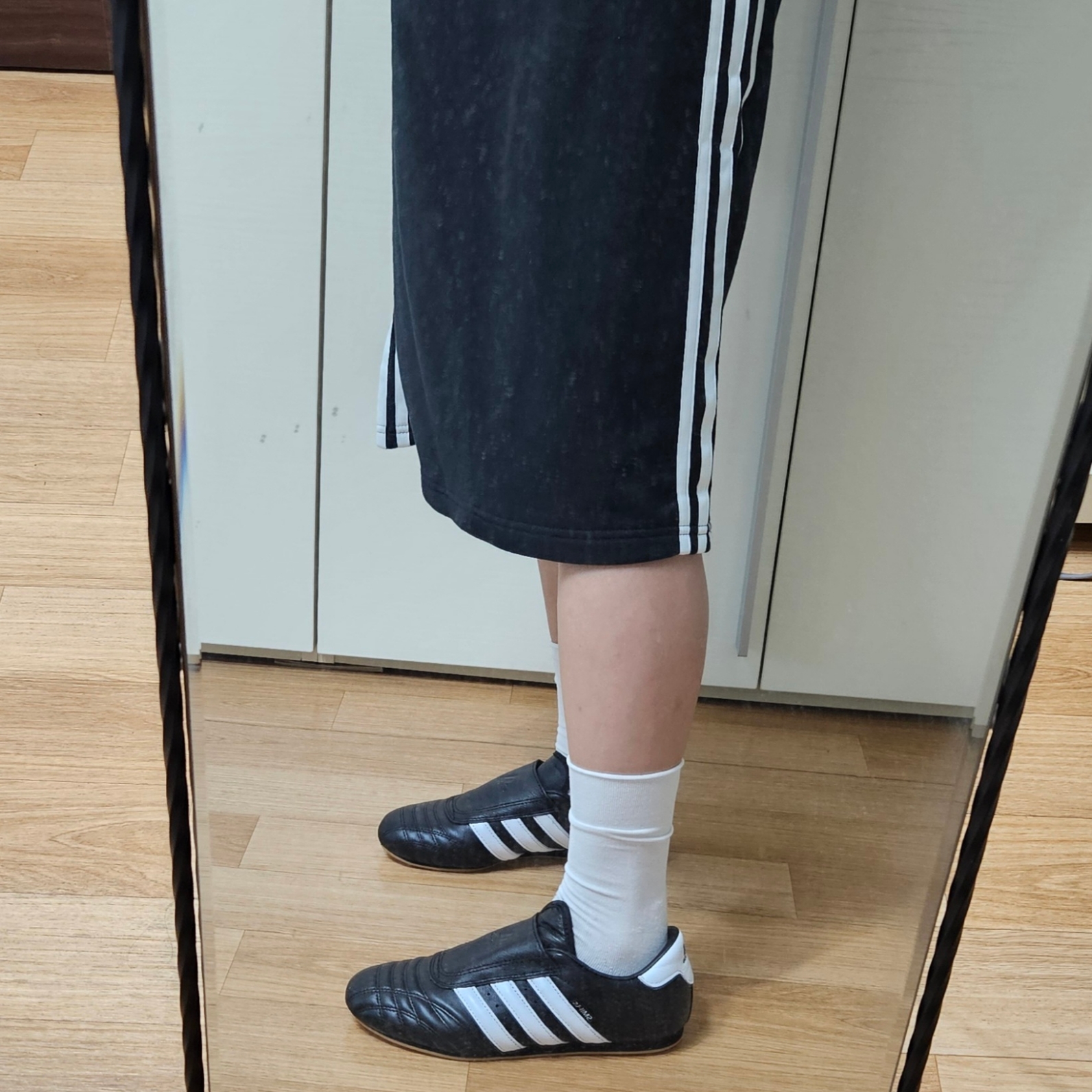 (W) Adidas Taekwondo Core Black Cloud White 착용 스타일 - 2