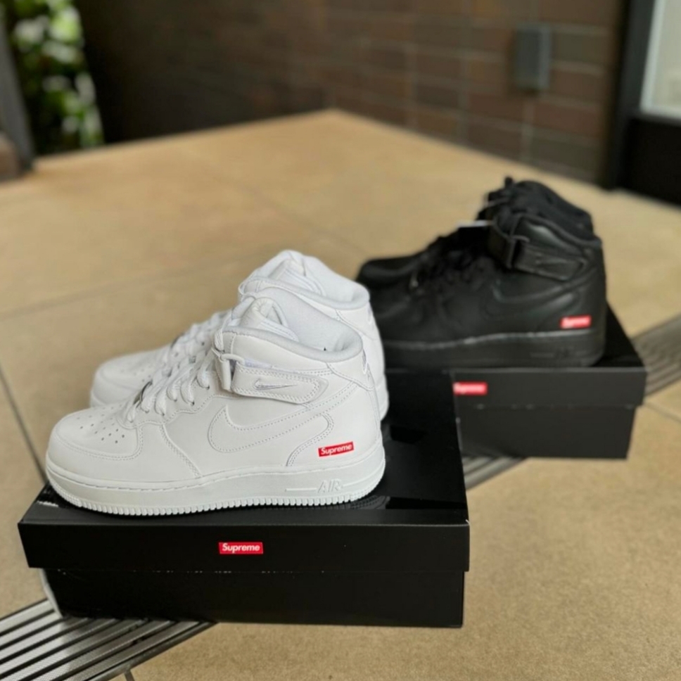 Nike x Supreme Air Force 1 Mid White, Nike x Supreme Air Force 1 Mid Black 착용 스타일 - 1