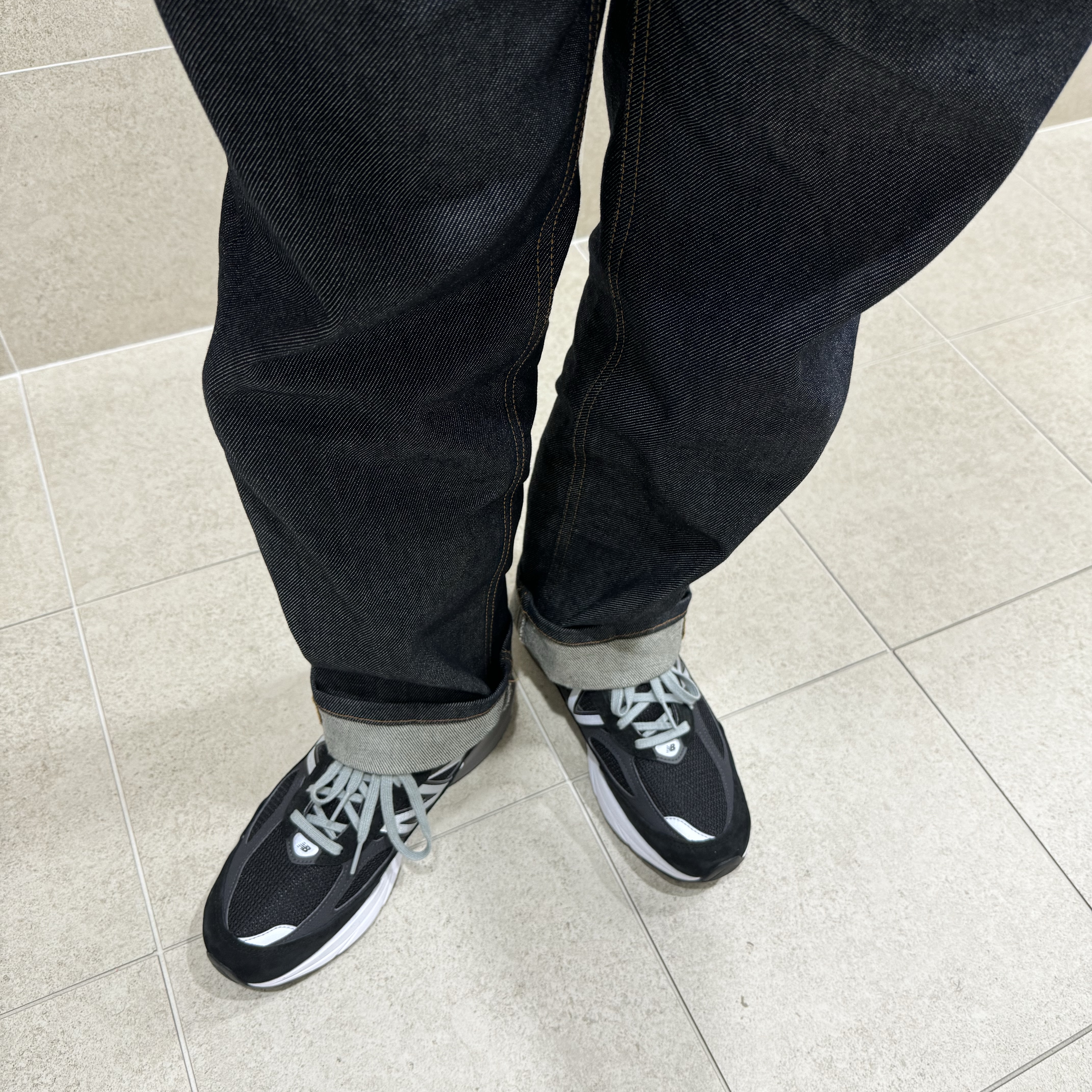 New Balance 990v6 Made in USA Black White 착용 스타일 - 3