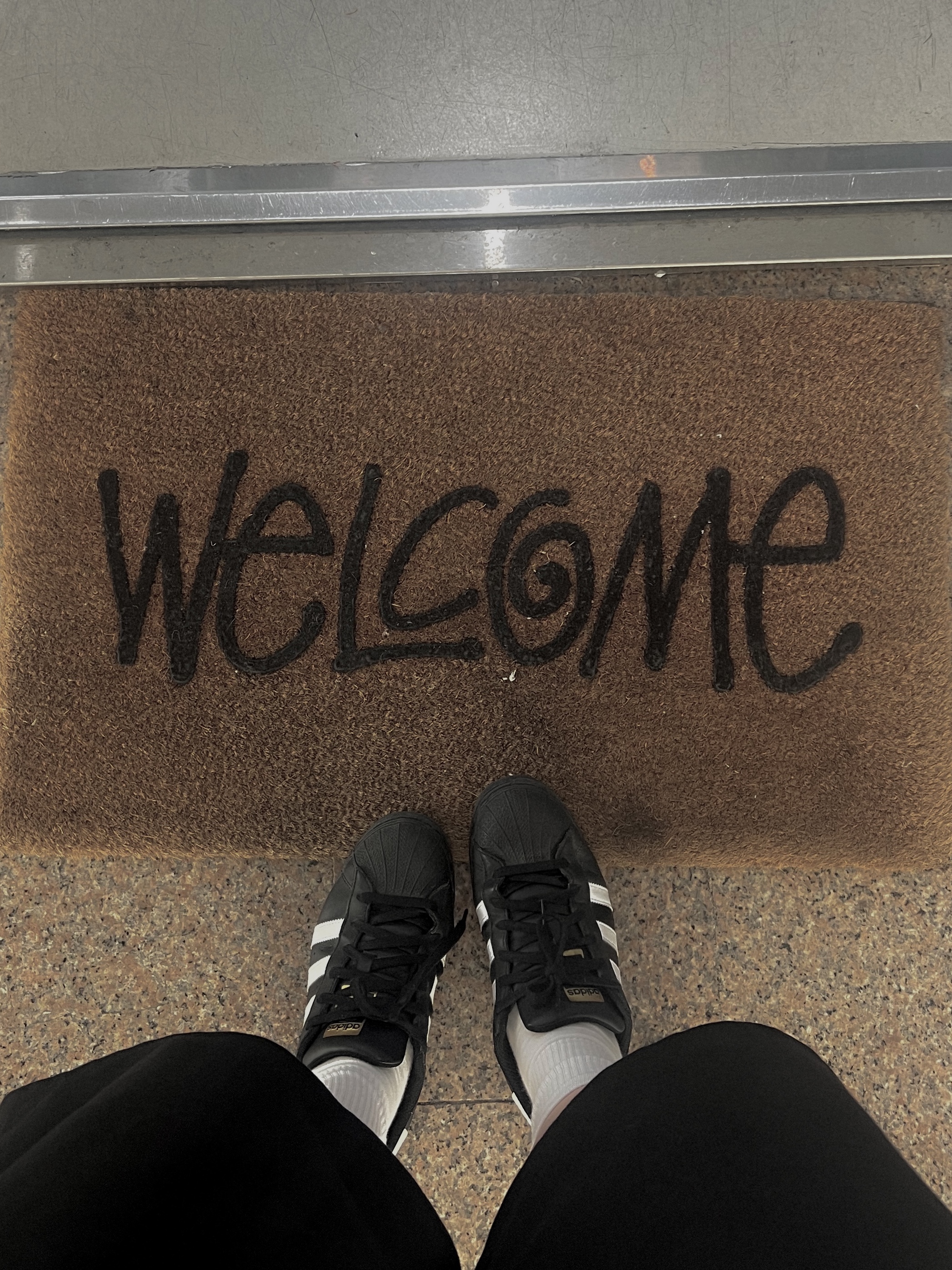 Adidas Superstar Core Black White, Stussy Welcome Mat Cocoa 착용 스타일