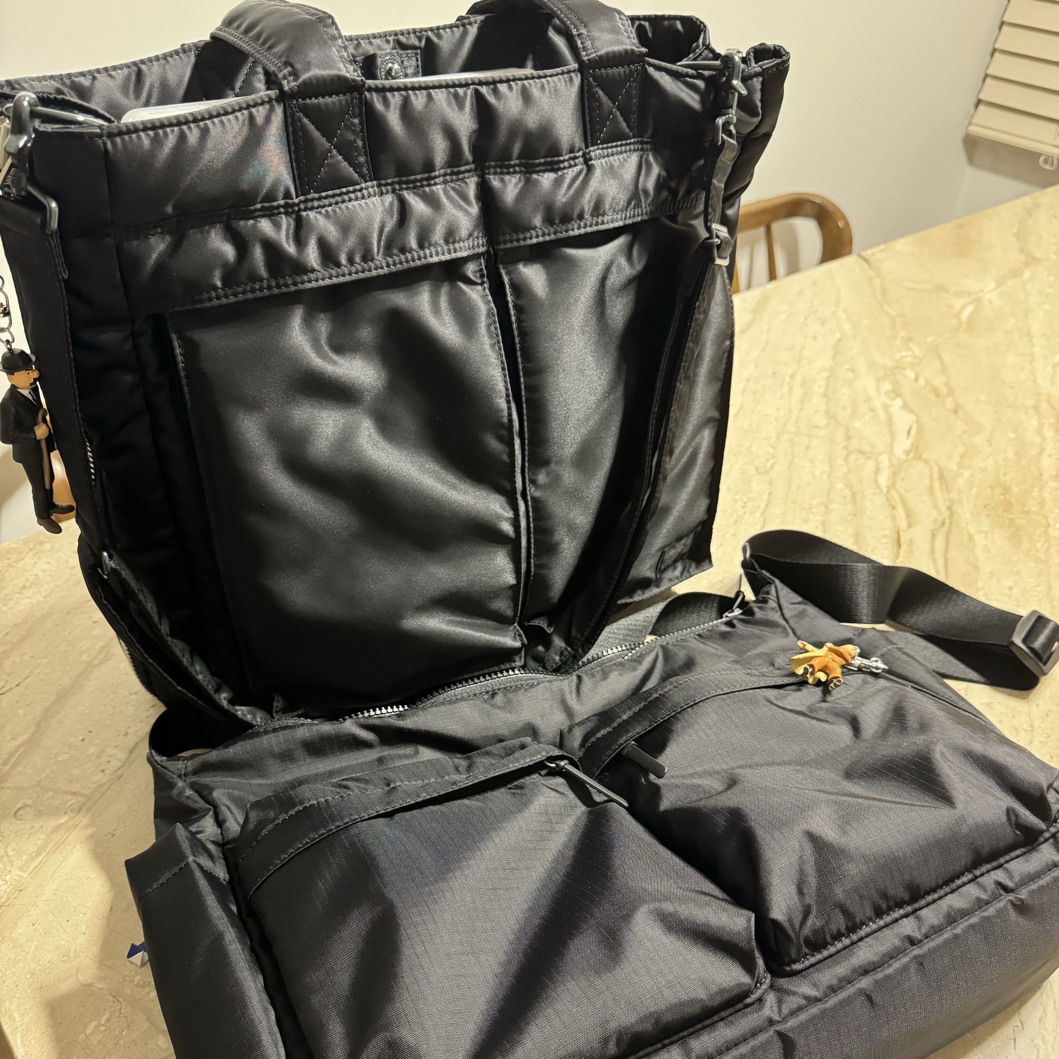 Uniqlo Multi Pocket Shoulder Bag Black 착용 스타일 - 2