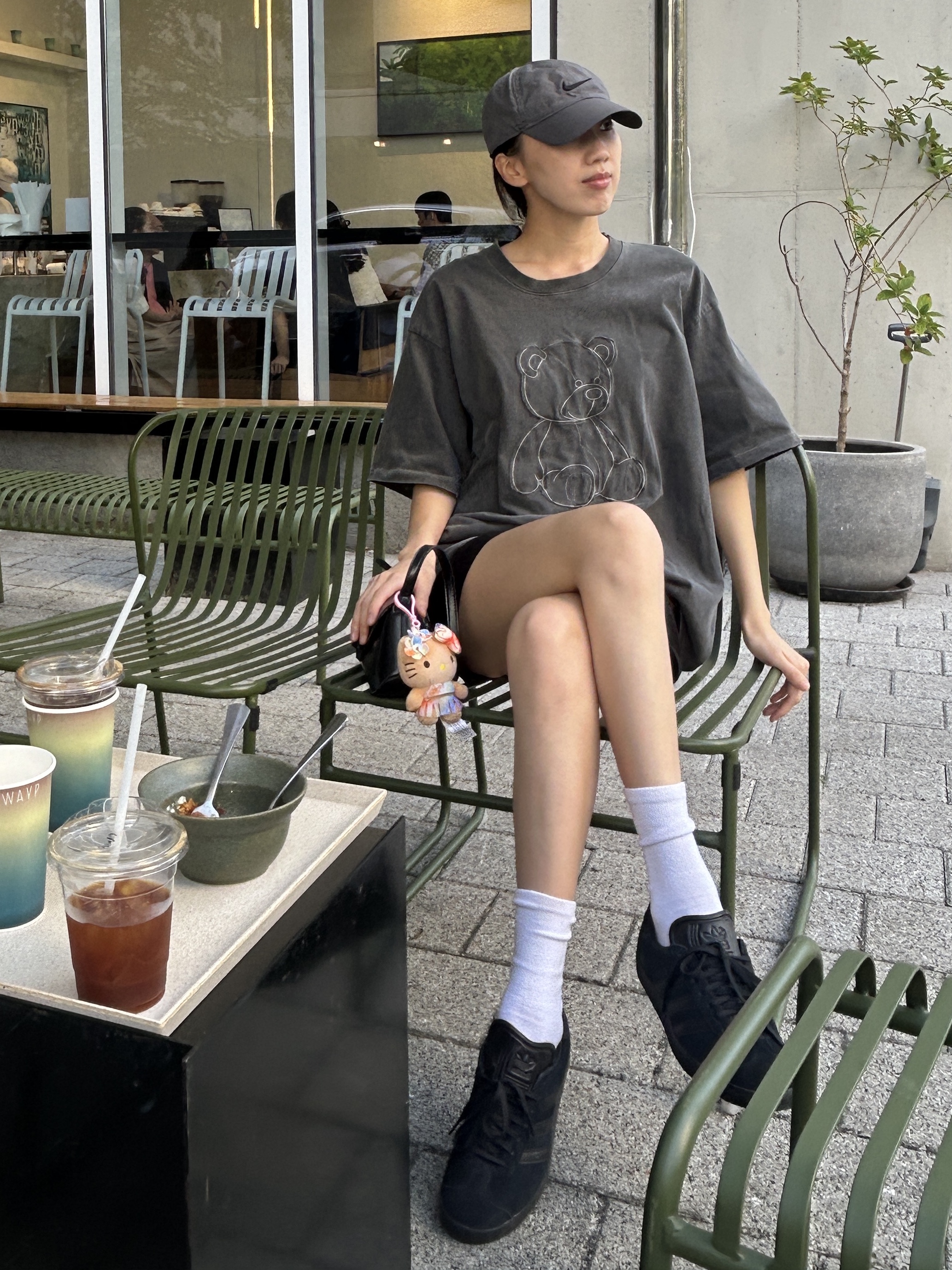 Adidas Gazelle Triple Black, Sanrio Hello Kitty 50th Anniversary 4" Hawaii Series Plush with Strap 착용 스타일