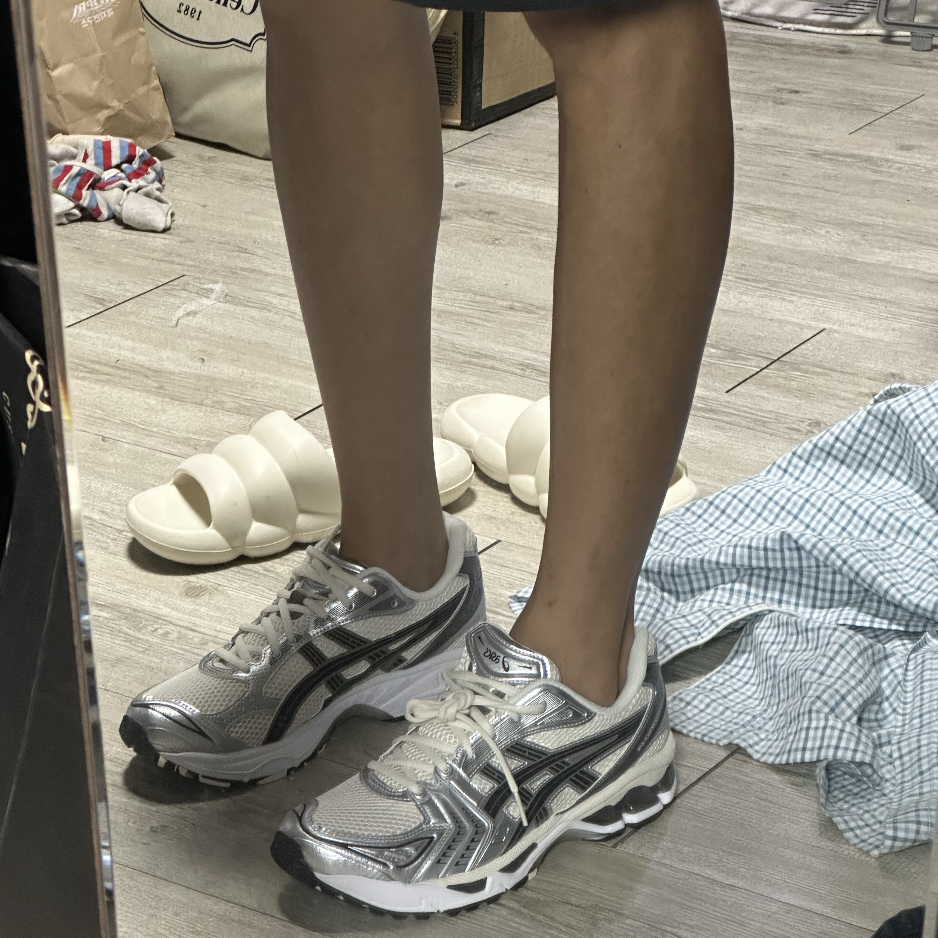 Asics Gel-Kayano 14 Cream Black 착용 스타일 - 3