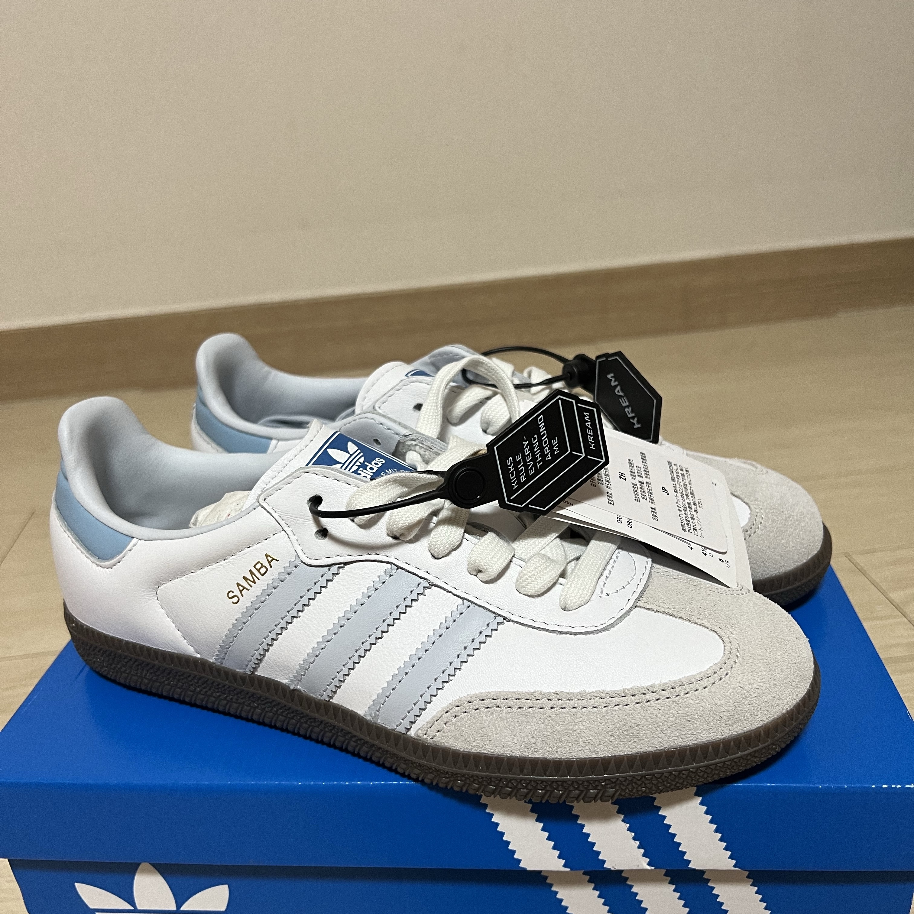 Adidas Samba OG Core White Halo Blue 착용 스타일 - 1