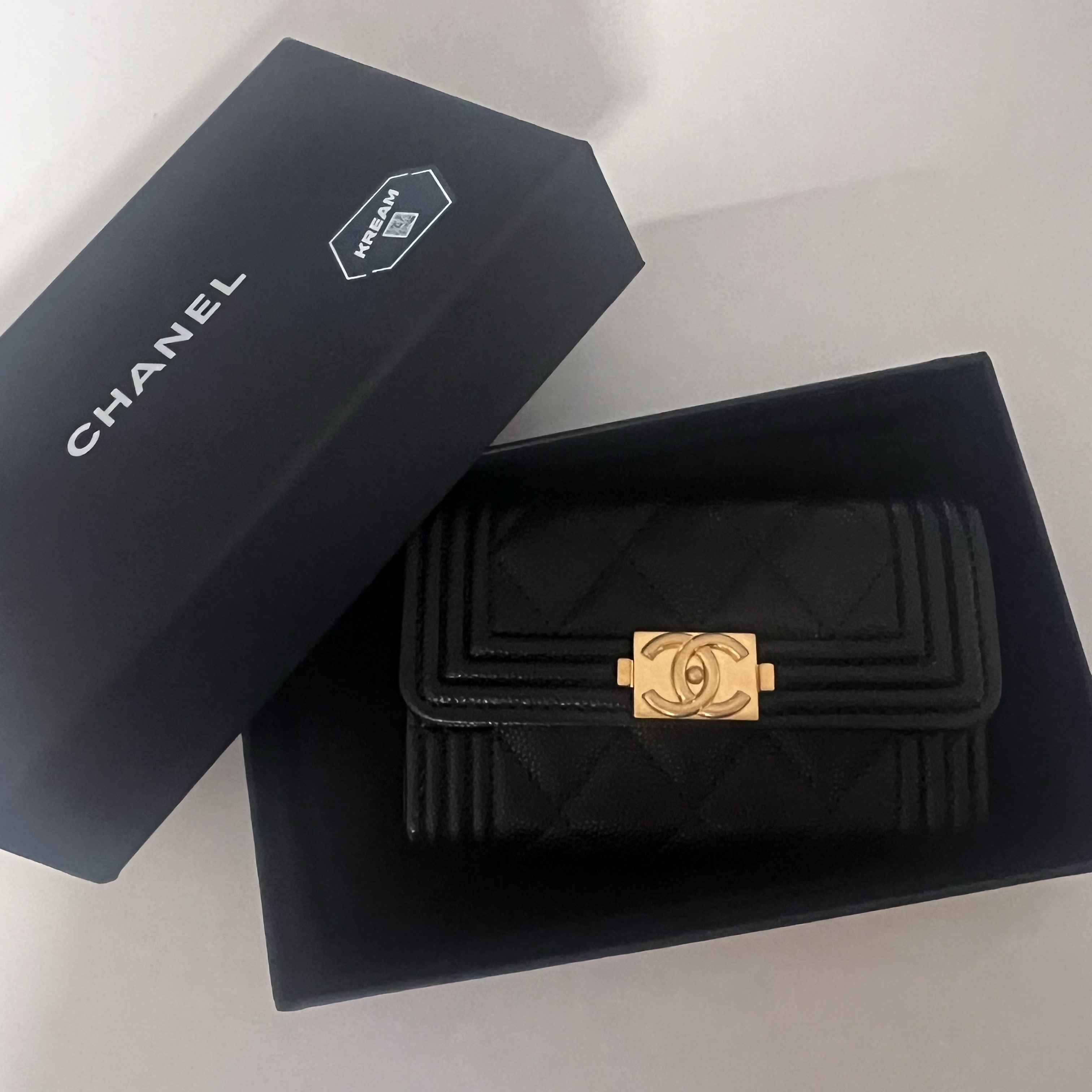 Chanel Boy Chanel Flap Card Holder Grained Calfskin & Gold Black 착용 스타일 - 1