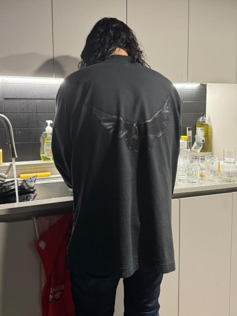 Yeezy Gap Engineered By Balenciaga Dove Long Sleeve T-Shirt Black 착용 스타일