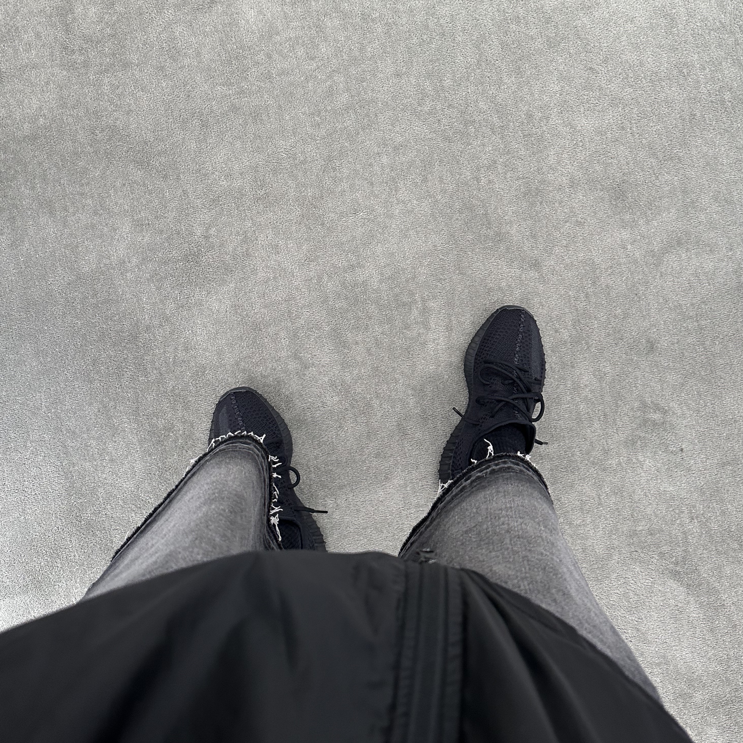 Adidas Yeezy Boost 350 V2 Onyx 착용 스타일 - 1