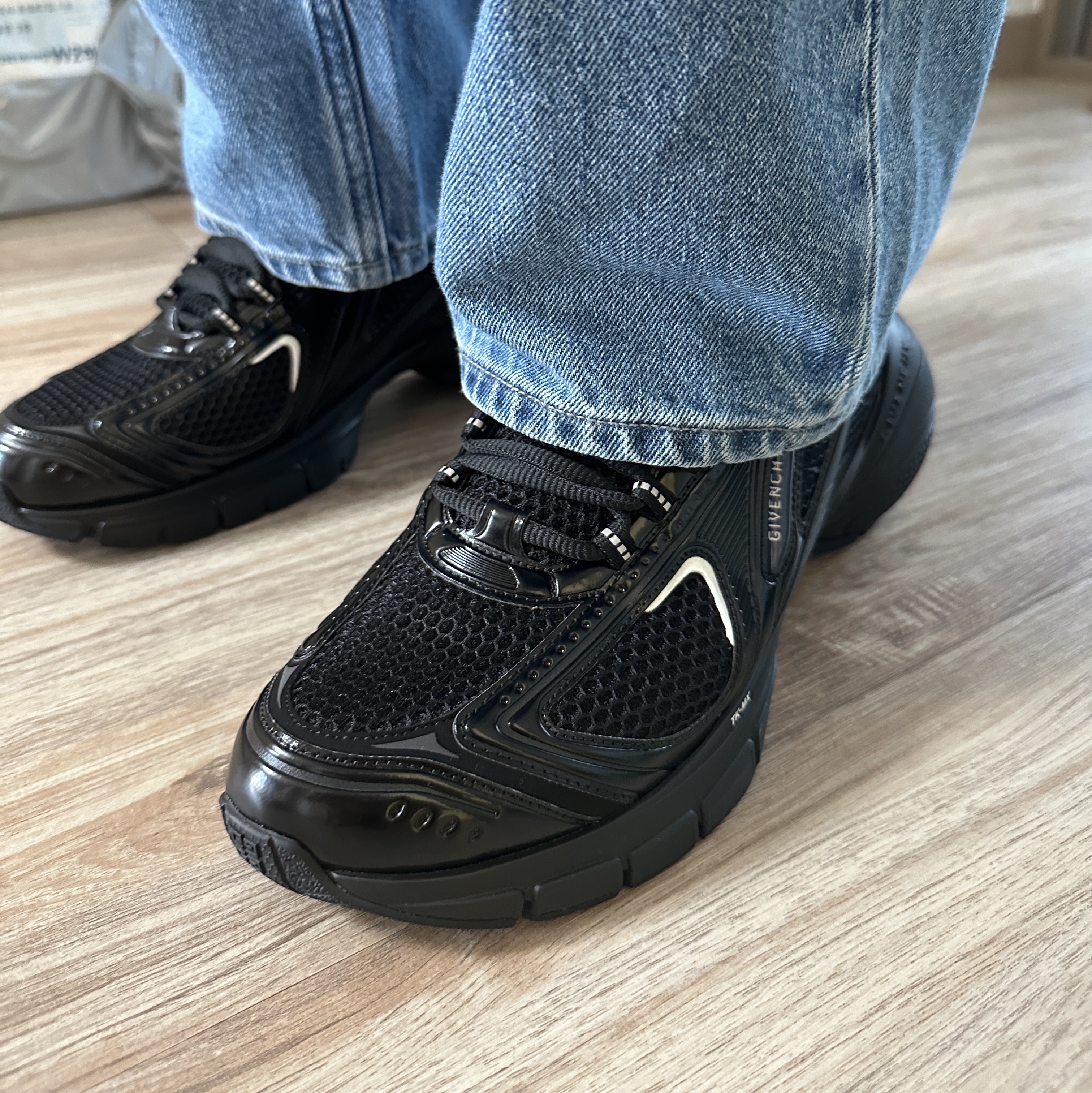 Givenchy TK-MX Runner Sneakers in Mesh Black 착용 스타일 - 3