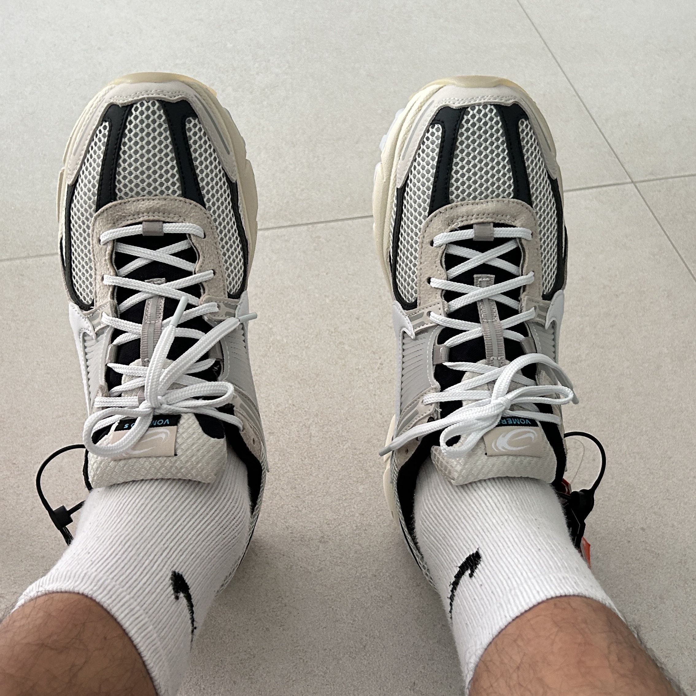 Nike Zoom Vomero 5 Light Bone and Black 착용 스타일