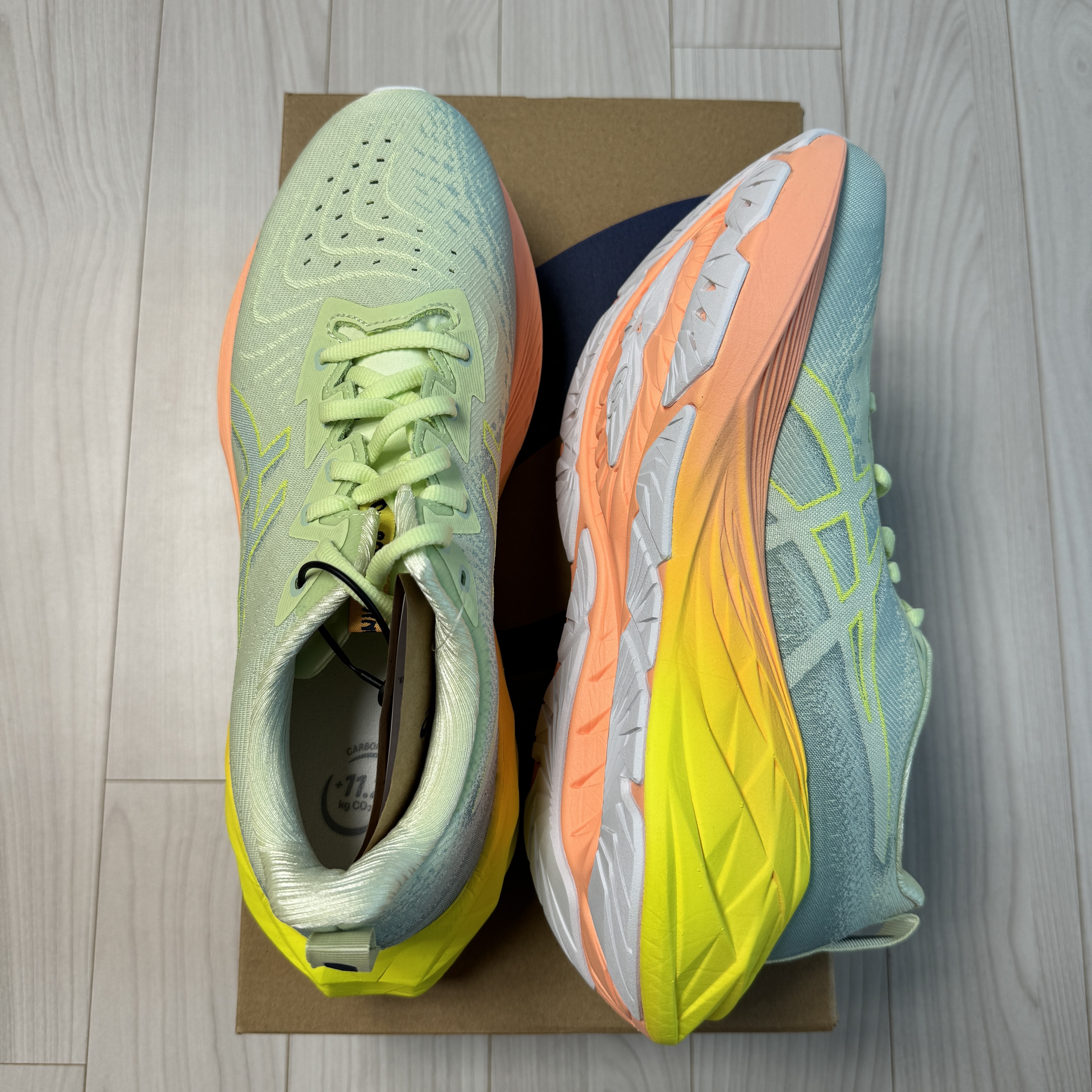 Asics Novablast 4 Cool Matcha Safety Yellow 착용 스타일 - 2