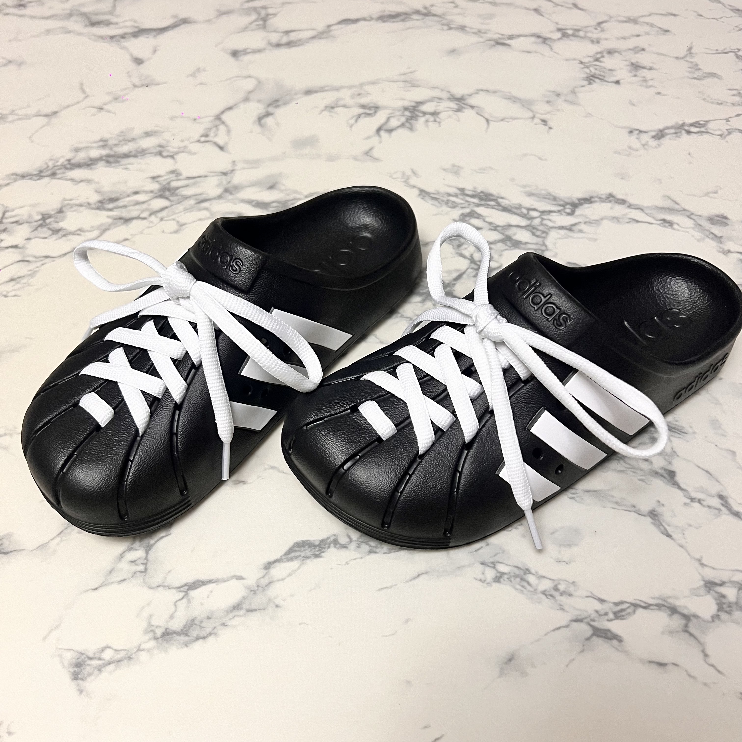 Adidas Adilette Clog Black White 착용 스타일 - 2
