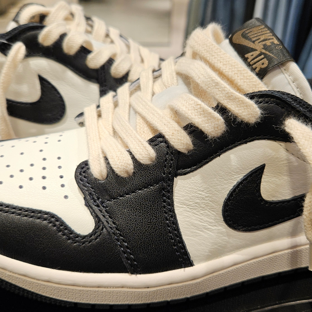Jordan 1 Retro Low OG Mocha 착용 스타일 - 6
