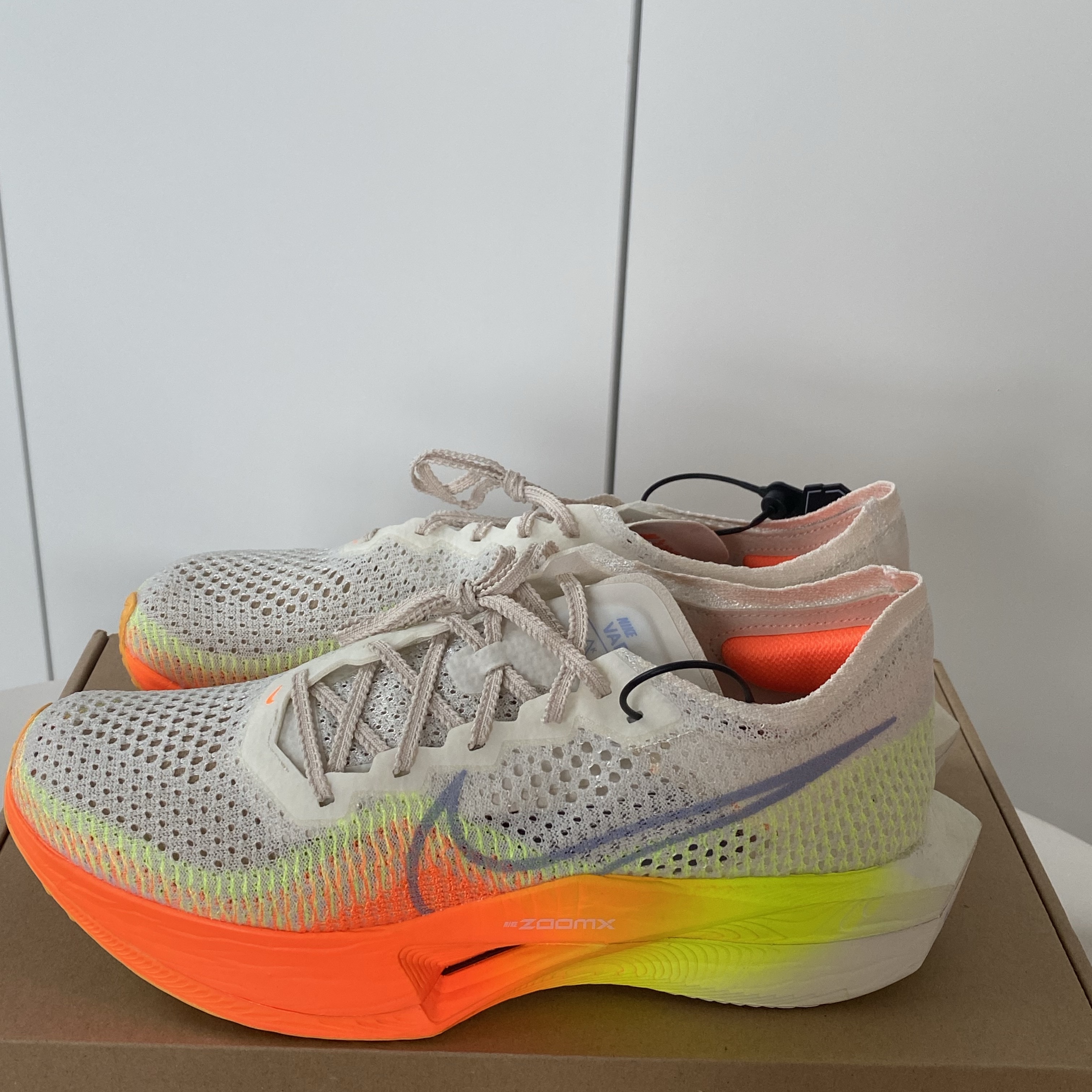 Nike ZoomX Vaporfly Next% 3 Sail Cobalt Bliss Total Orange 착용 스타일
