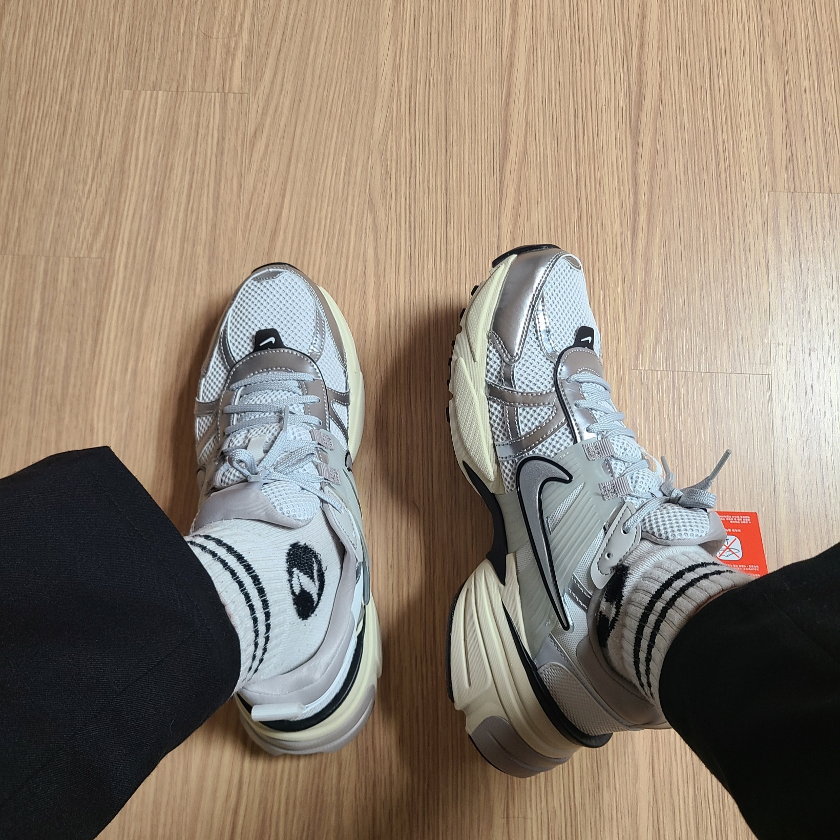 Nike V2K Run Pure Platinum Light Iron Ore 착용 스타일 - 5
