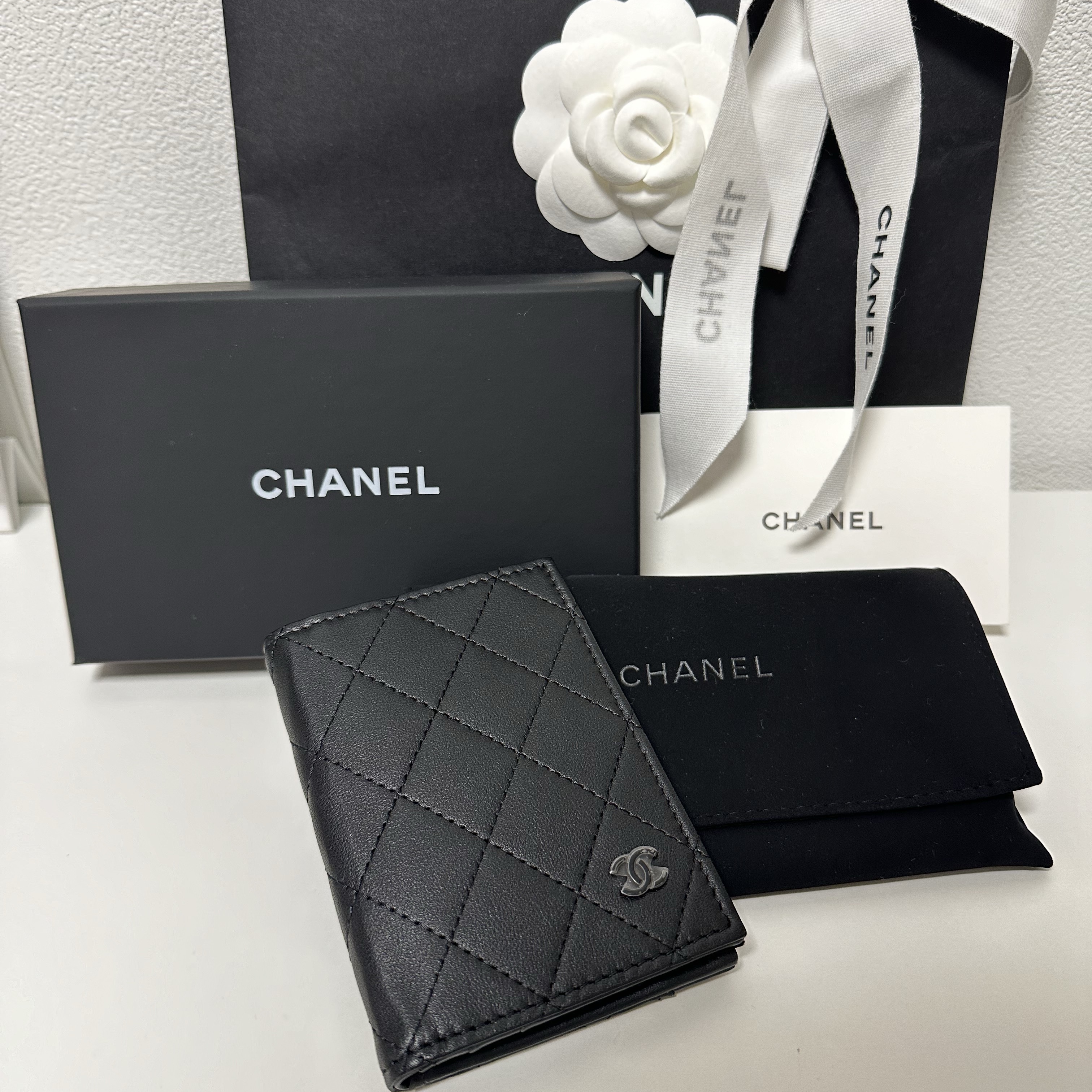 Chanel Logo Card Holder Calfskin & Gold Black 착용 스타일