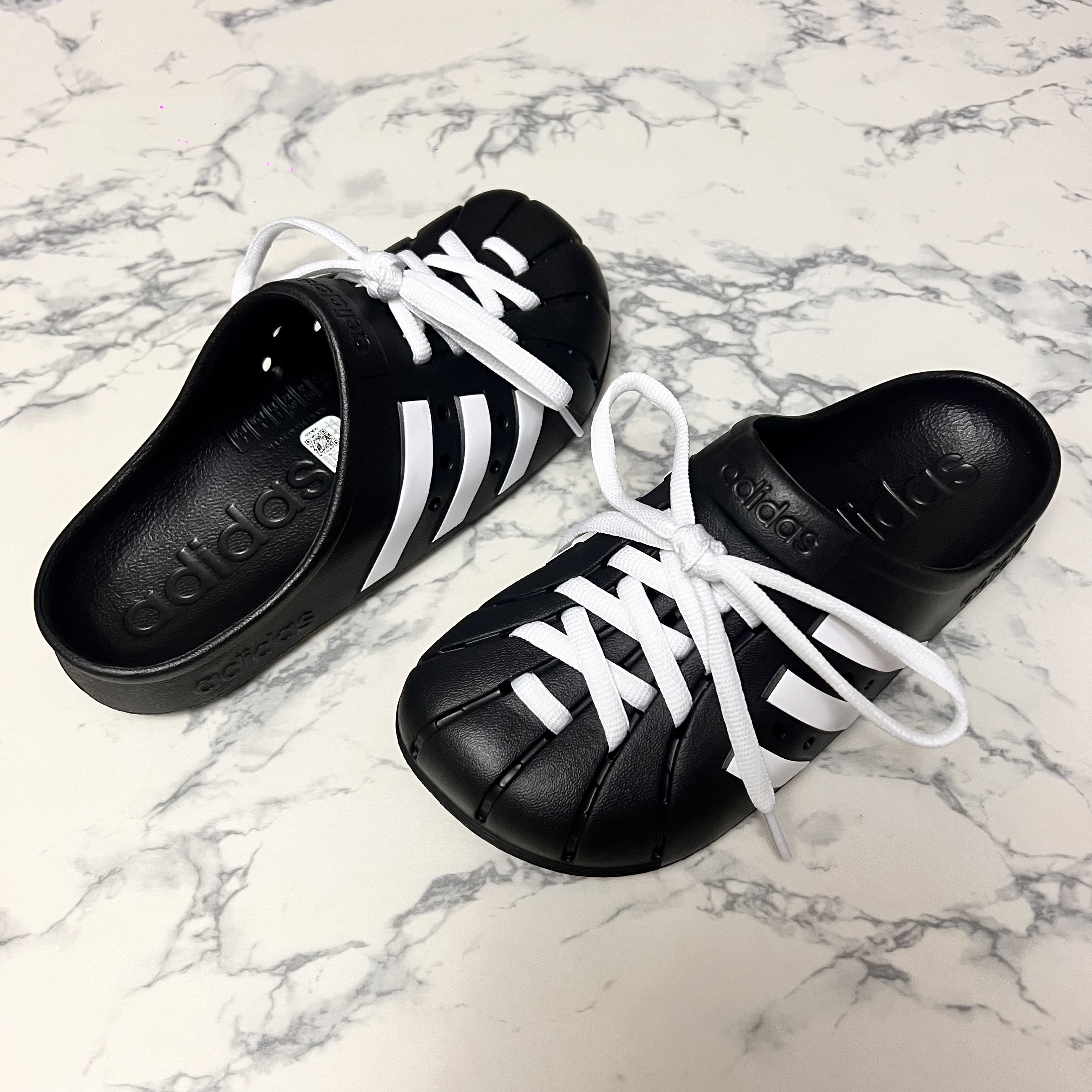 Adidas Adilette Clog Black White 착용 스타일 - 3