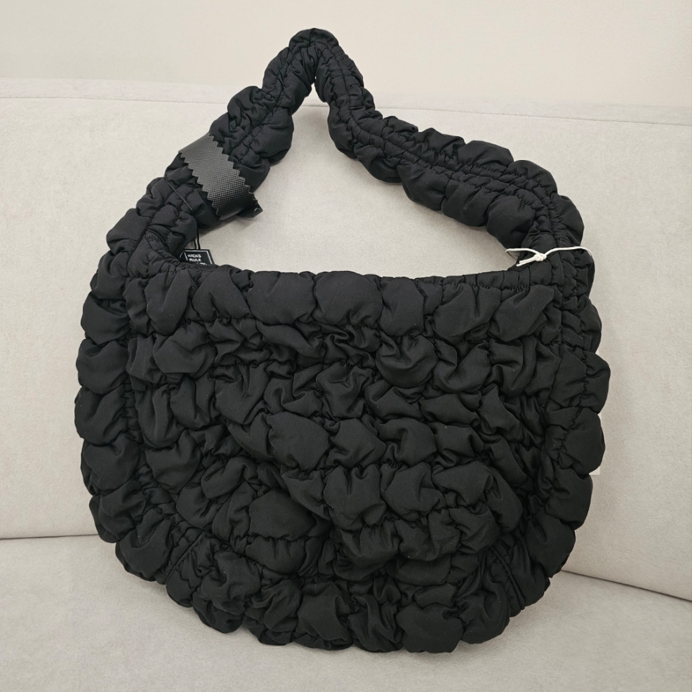 COS Quilted Mini Bag Black 착용 스타일 - 2