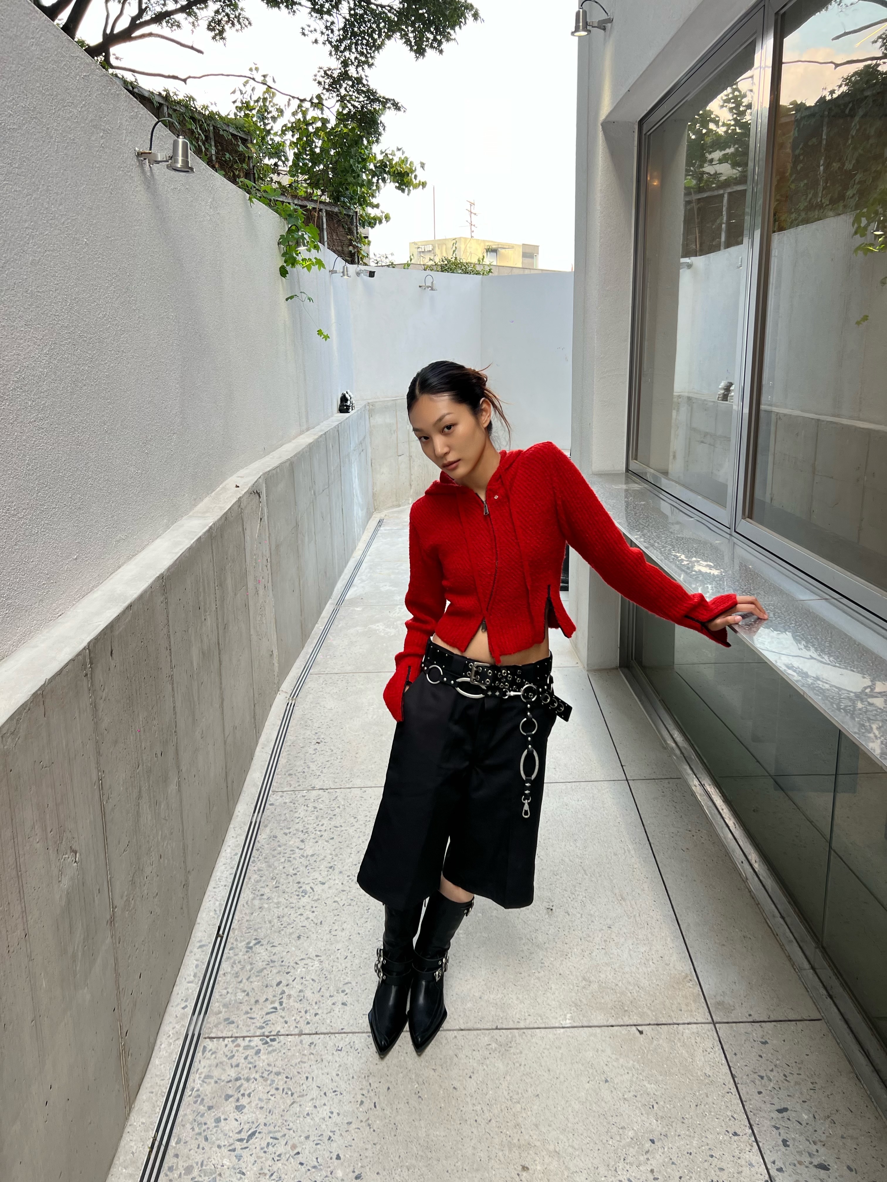 Vacant Archive Moro Knitted Hoodie Zip-Up Red, Vacant Archive Blenheim Double Stud Belt Black 착용 스타일