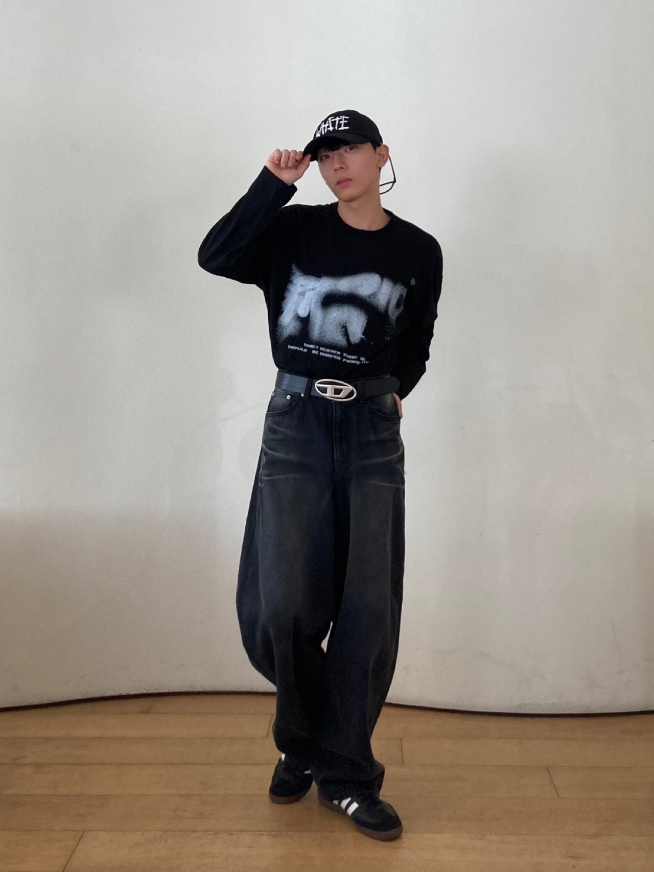 Diesel B-1DR Leather Belt with D Buckle Black, Adidas Samba OG Black White Gum 착용 스타일 - 3