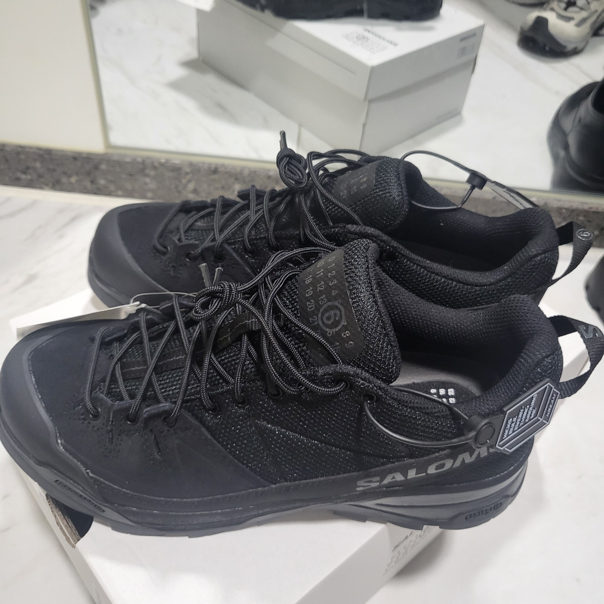 Salomon x MM6 Maison Margiela X-ALP Black 착용 스타일 - 2