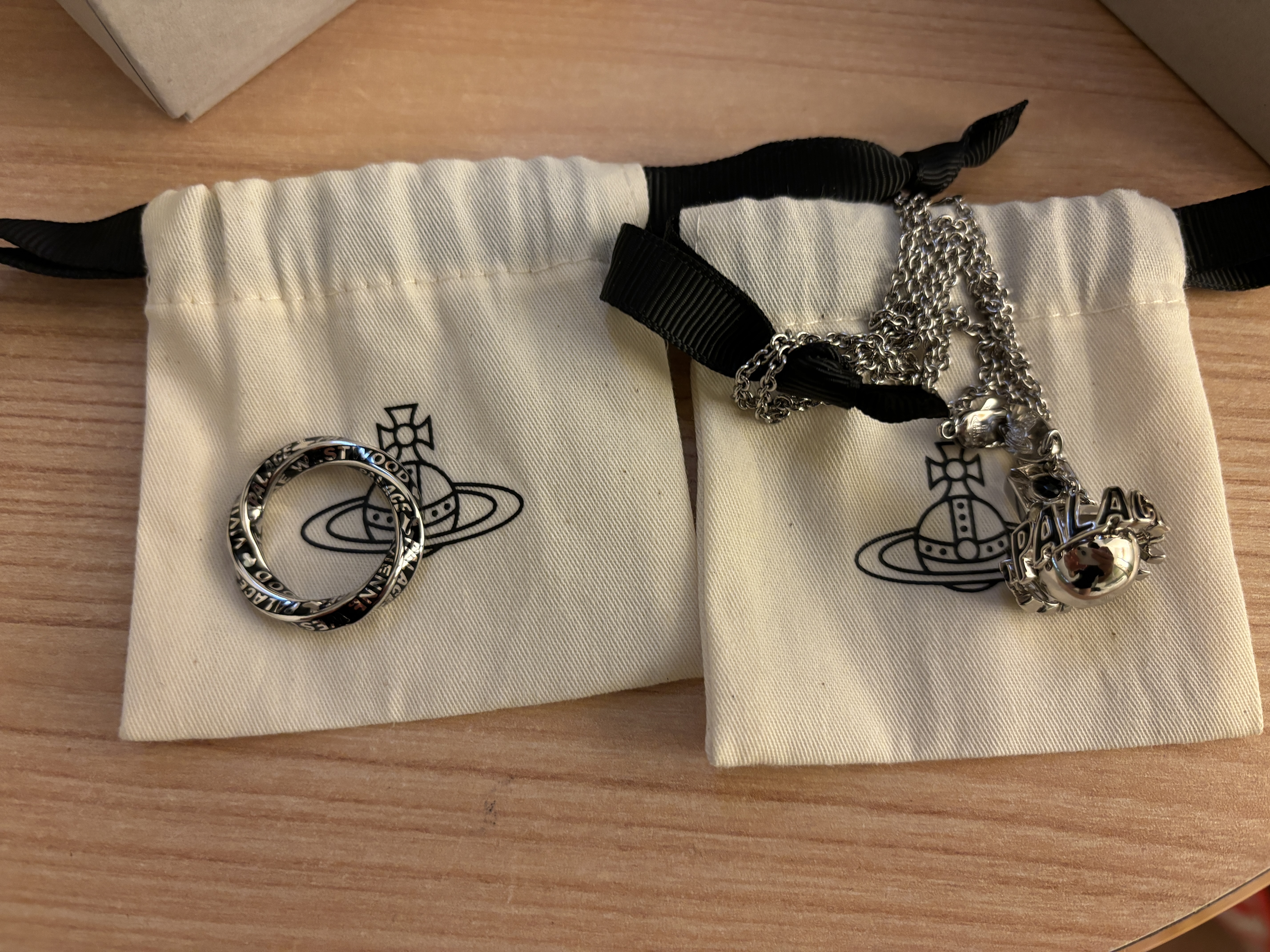 Palace x Vivienne Westwood Small Ring Silver - 24FW, Palace x Vivienne Westwood Orb Pendant Silver - 24FW 착용 스타일 - 2