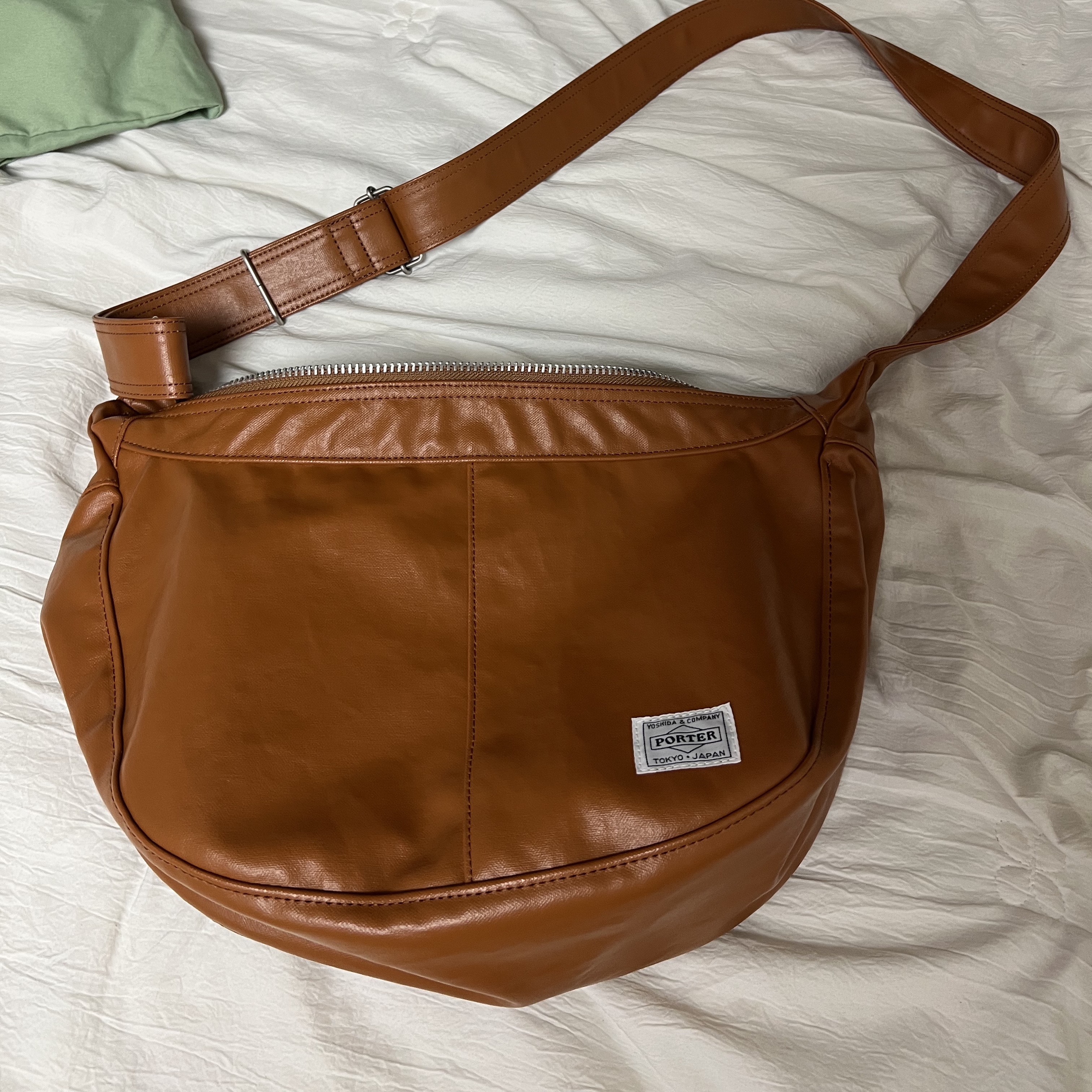 Porter Free Style Shoulder Bag Black, Porter Free Style Shoulder Bag Camel 착용 스타일