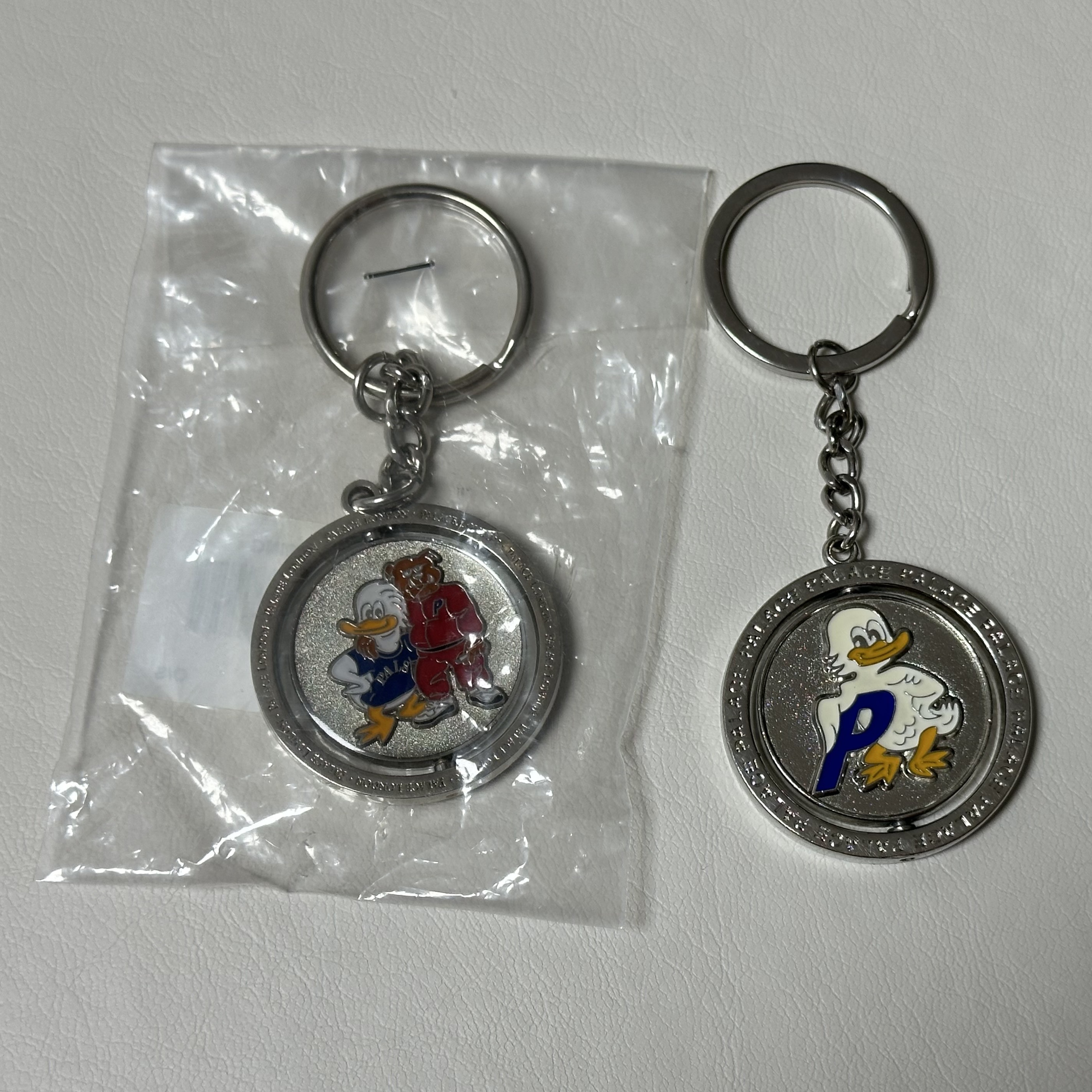 Palace Dog and Duck Keyring Silver - 22SS 착용 스타일