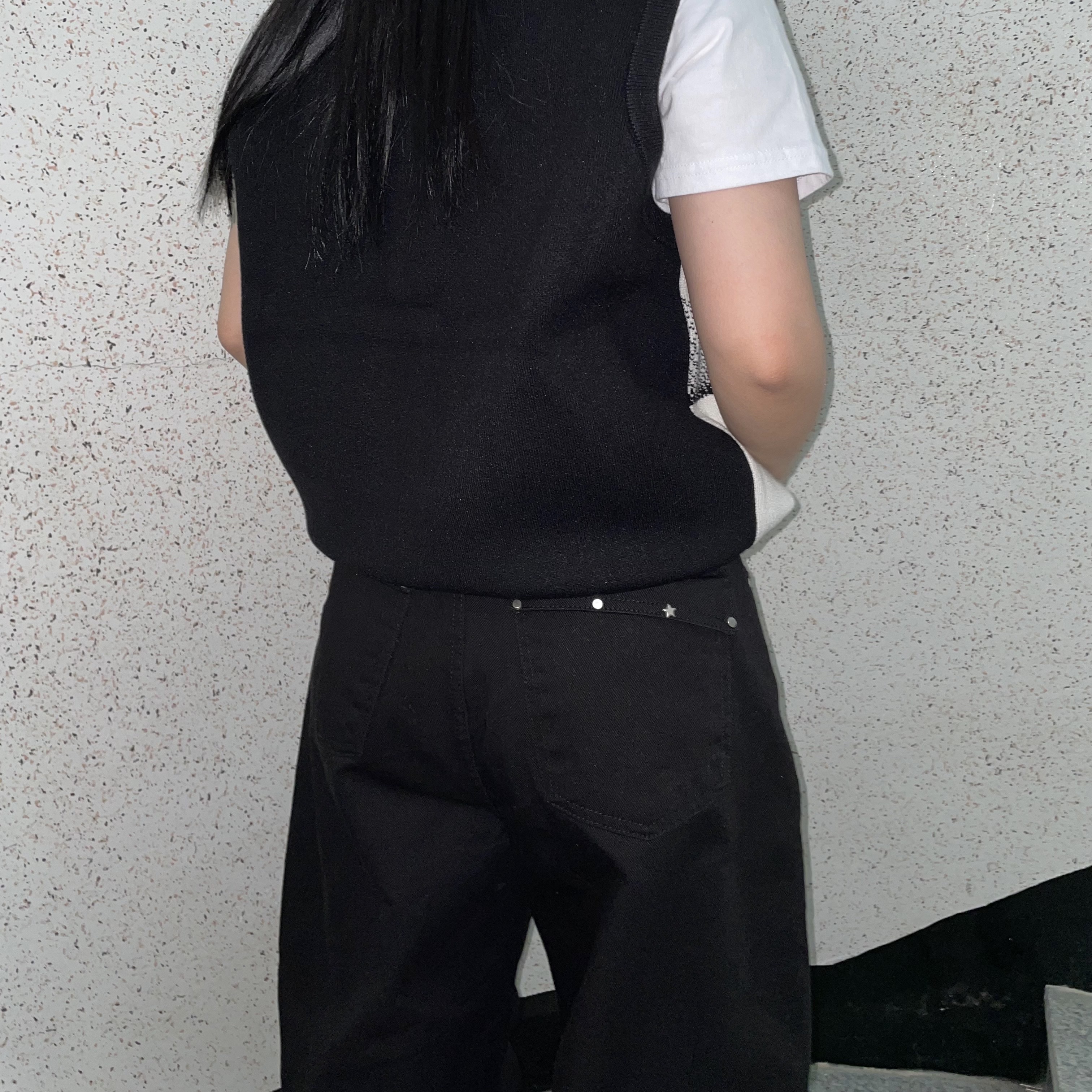 Stussy Photo Jacquard Vest Black 착용 스타일 - 4