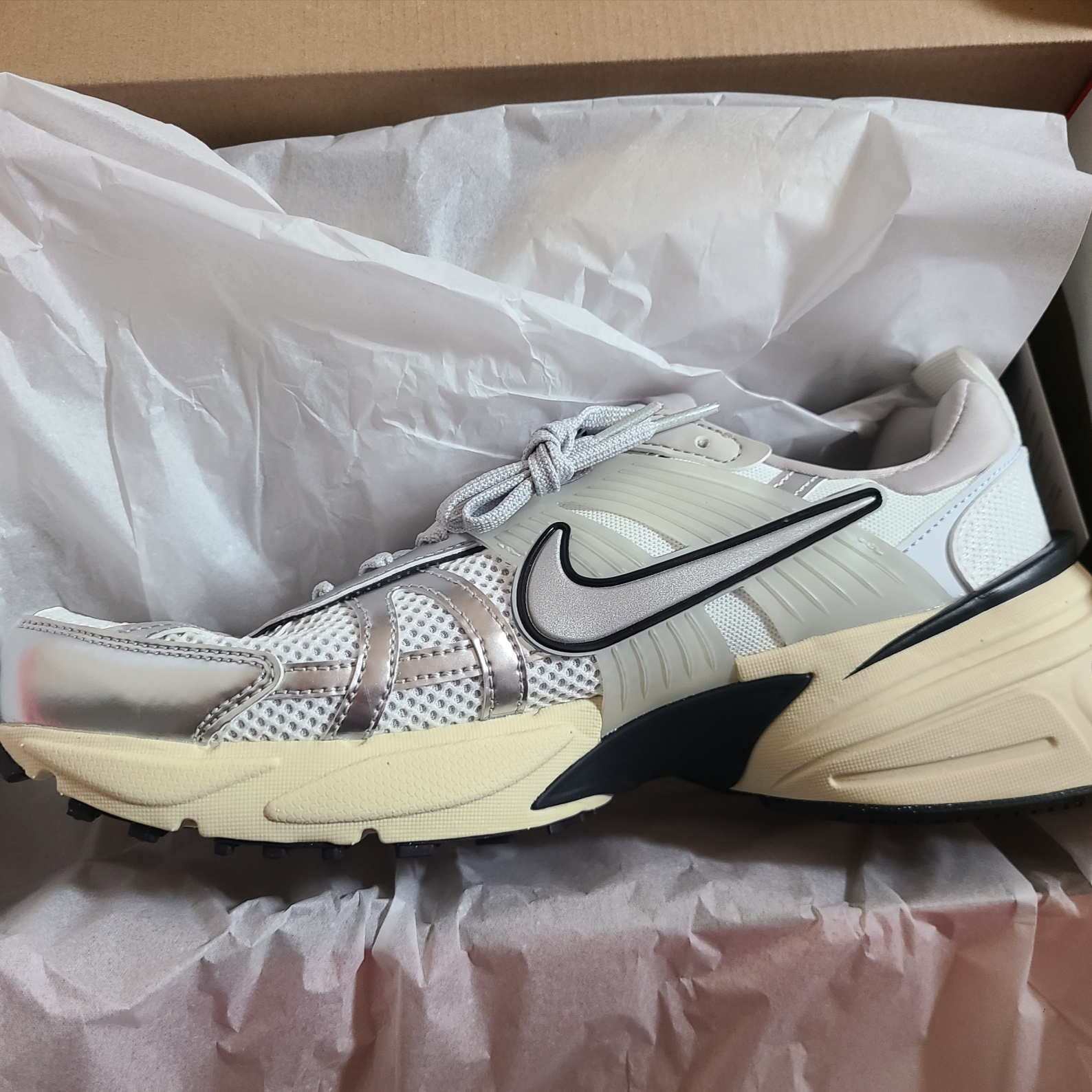 Nike V2K Run Pure Platinum Light Iron Ore 착용 스타일 - 8
