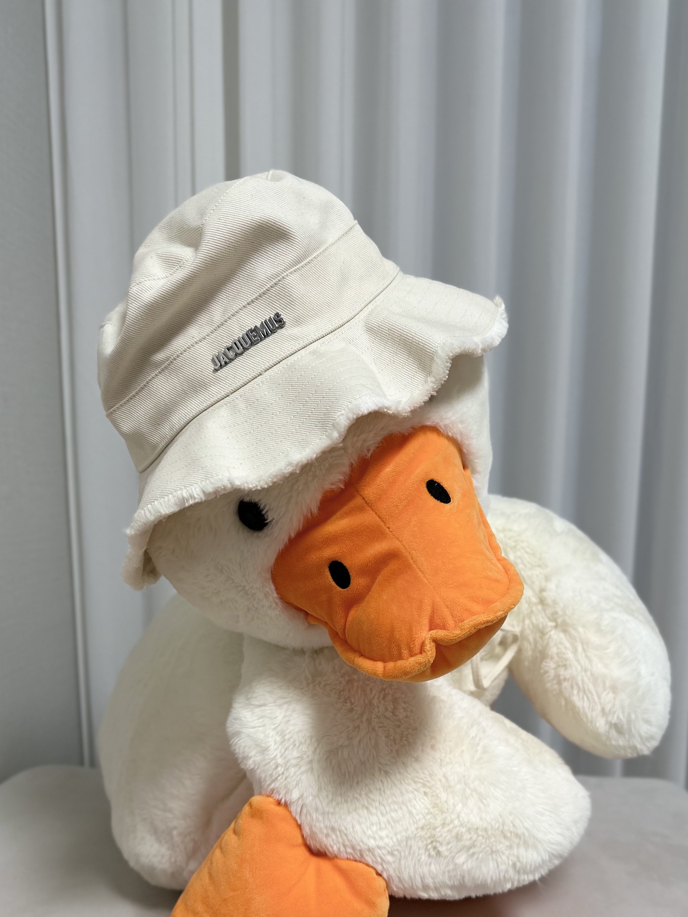 Jacquemus Le Bob Artichaut Bucket Hat Off White 착용 스타일