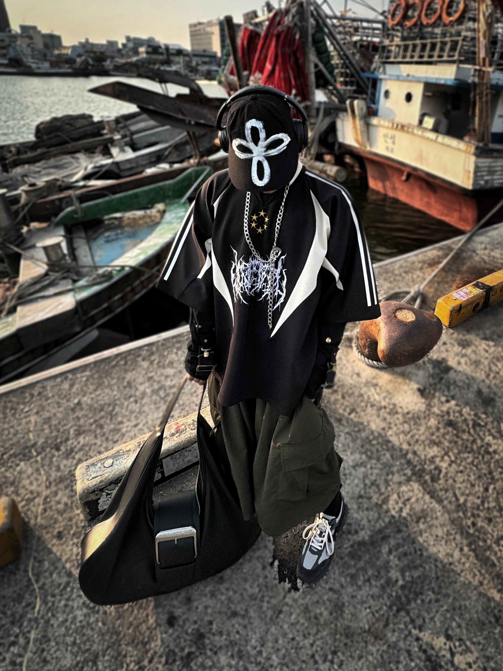 Project G/R Mega Buckle Hobo Bag Black, Ourpas 062 Jersey Black 착용 스타일 - 4