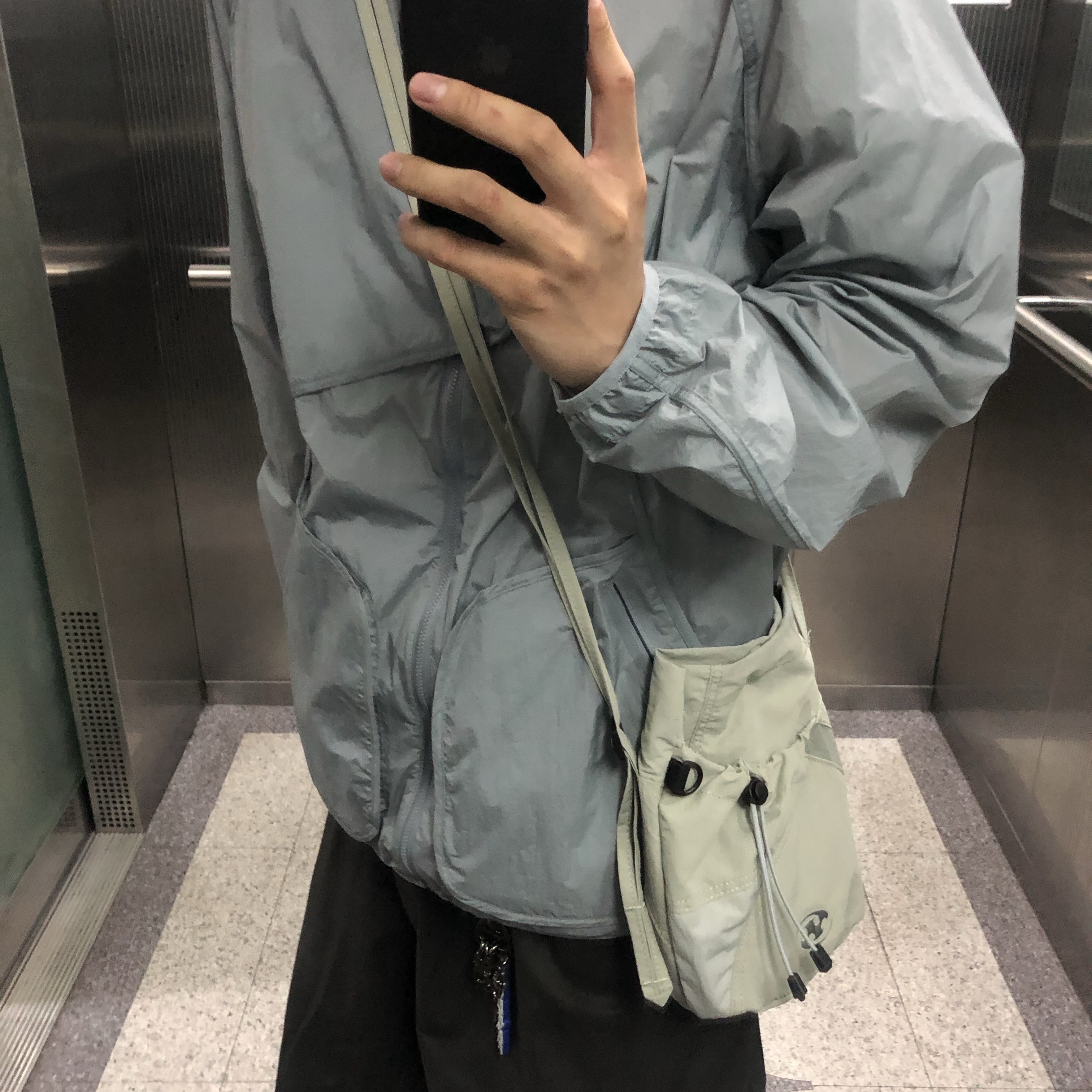 Sansan Gear Cross Bag Warm Grey - 24SS 착용 스타일