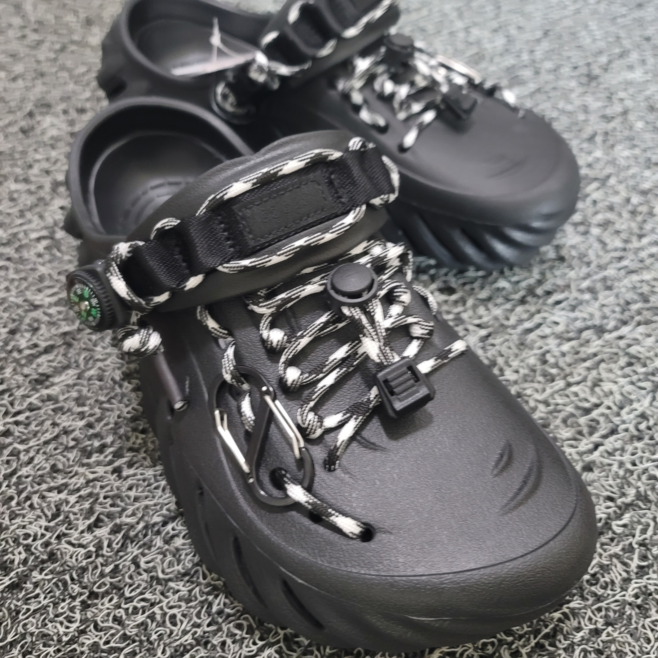 Crocs Echo Clog Black 착용 스타일 - 3