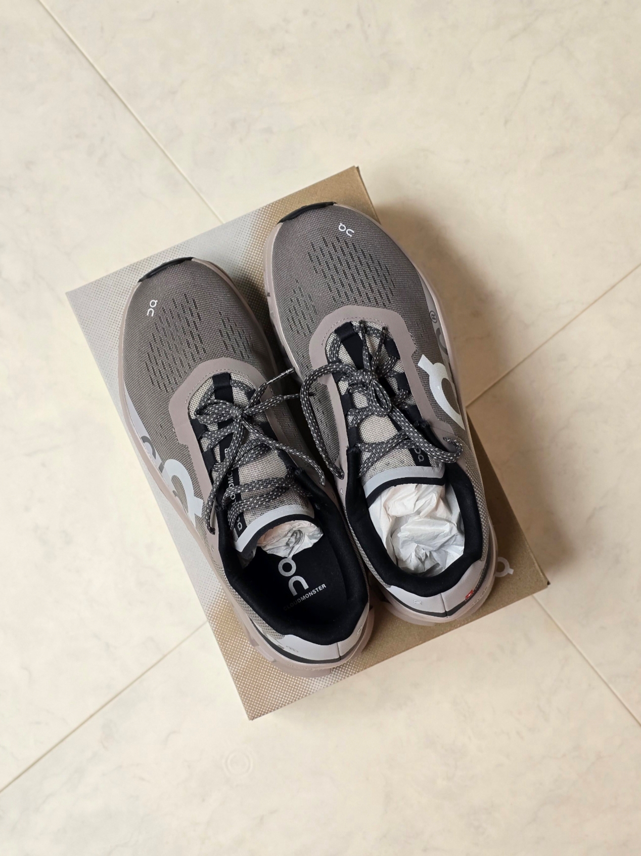 On Running Cloudmonster Cinder Fog 착용 스타일 - 2
