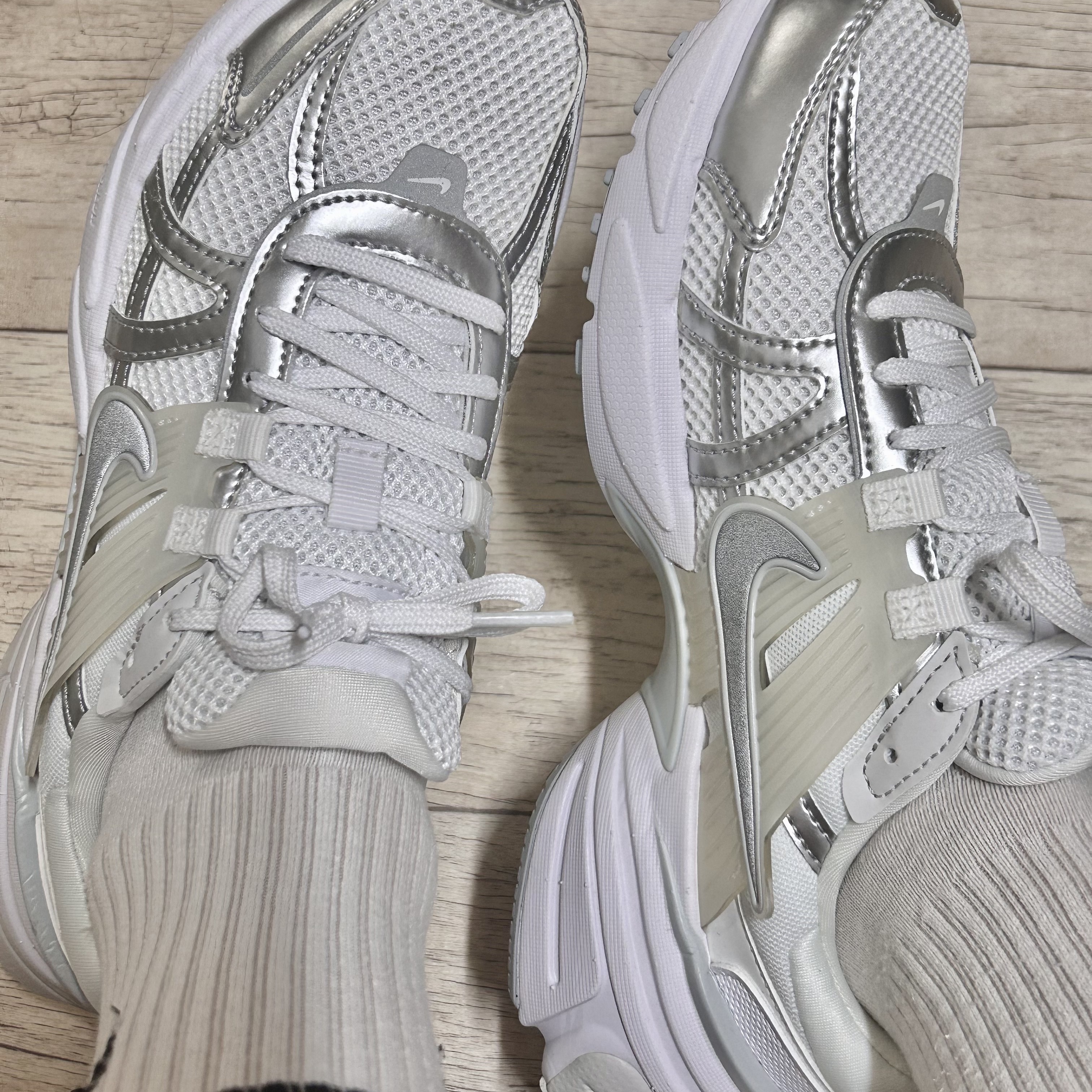 Nike V2K Run Metallic Silver White 착용 스타일