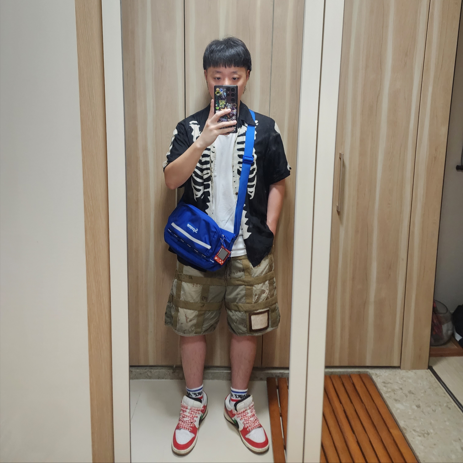 Supreme Messenger Bag Blue - 24FW, Supreme x Tetris Mini Red - 24SS (Korean Ver.) 착용 스타일 - 1