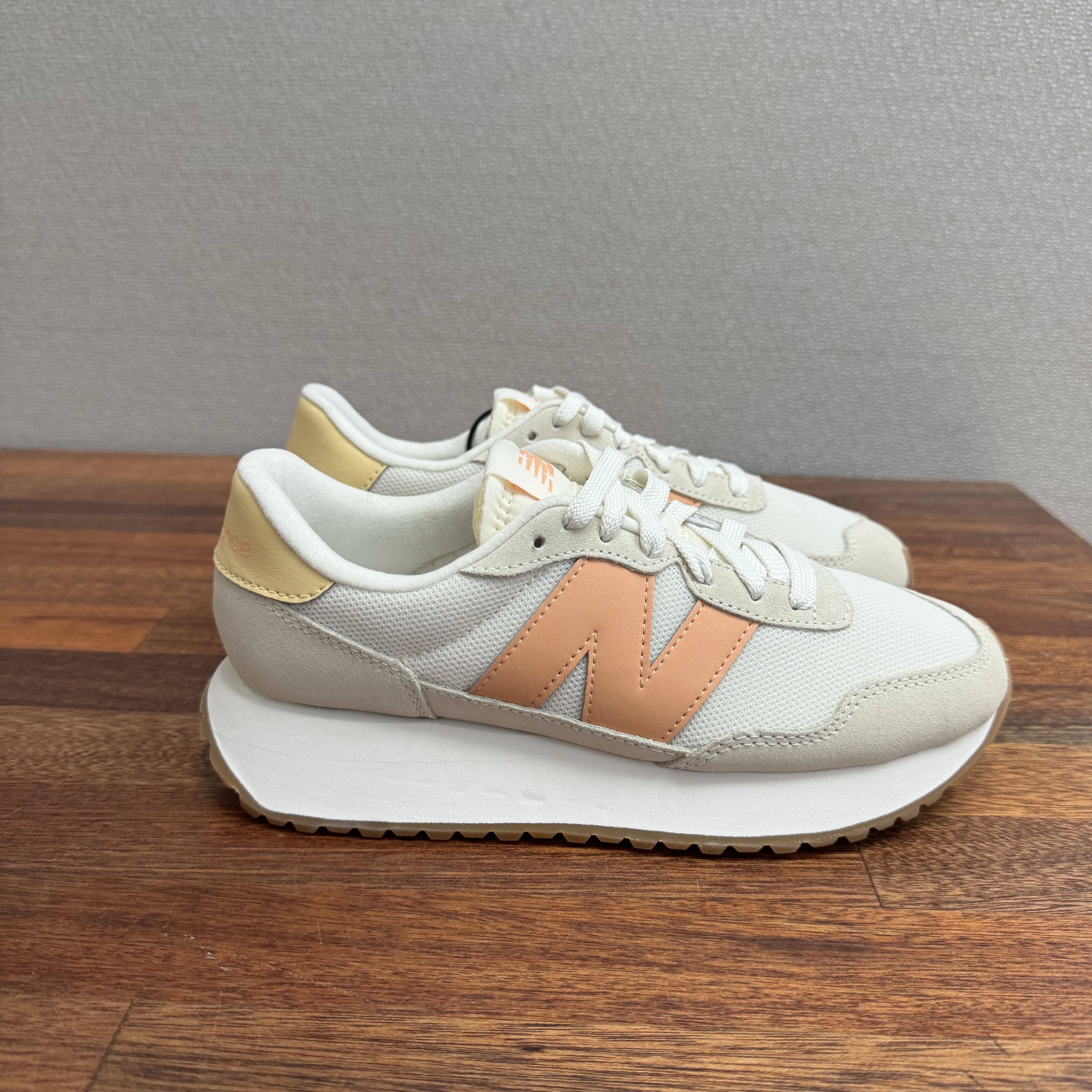 (W) New Balance 237 Beige Orange 착용 스타일 - 2