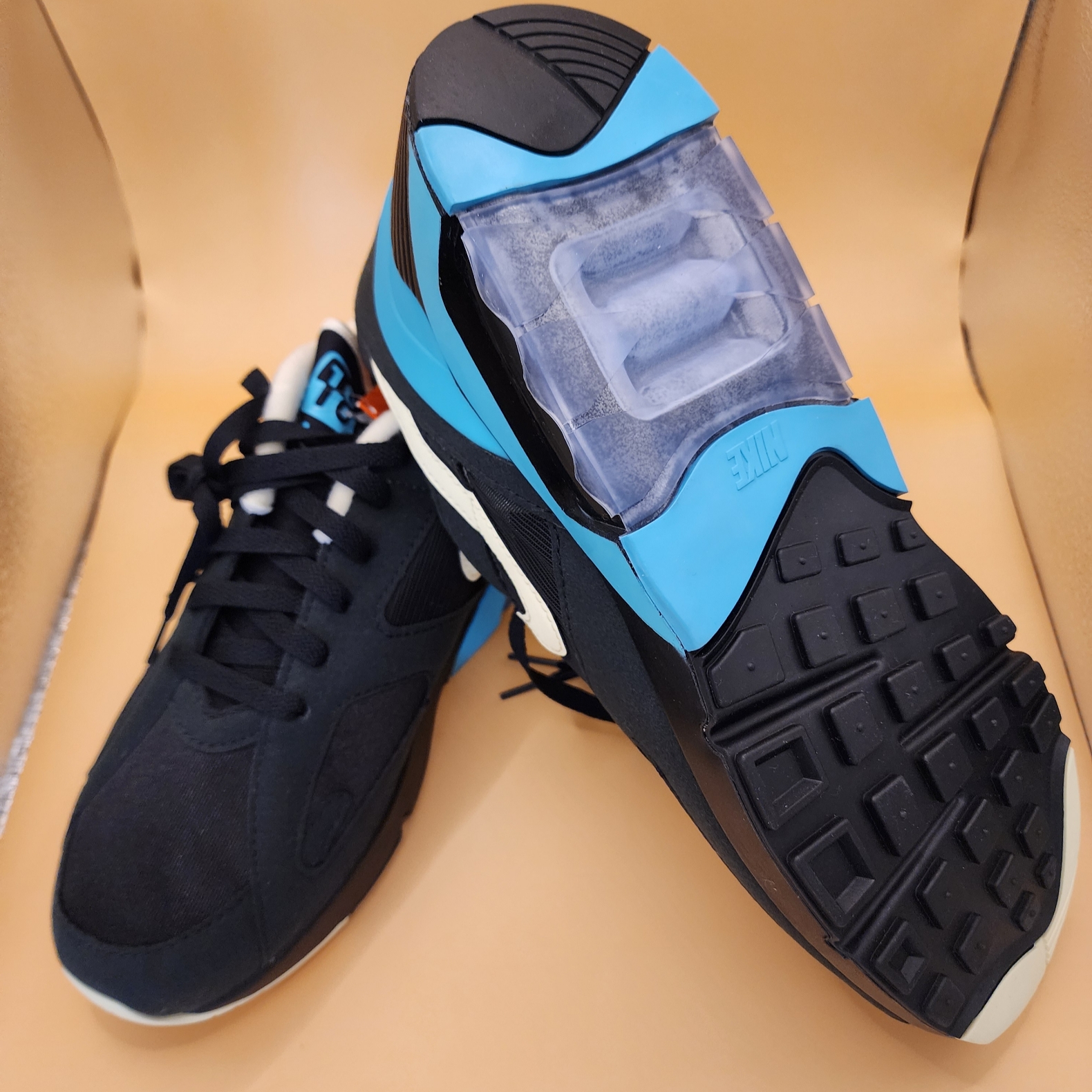 Nike Air 180 Black and Dusty Cactus 착용 스타일 - 4