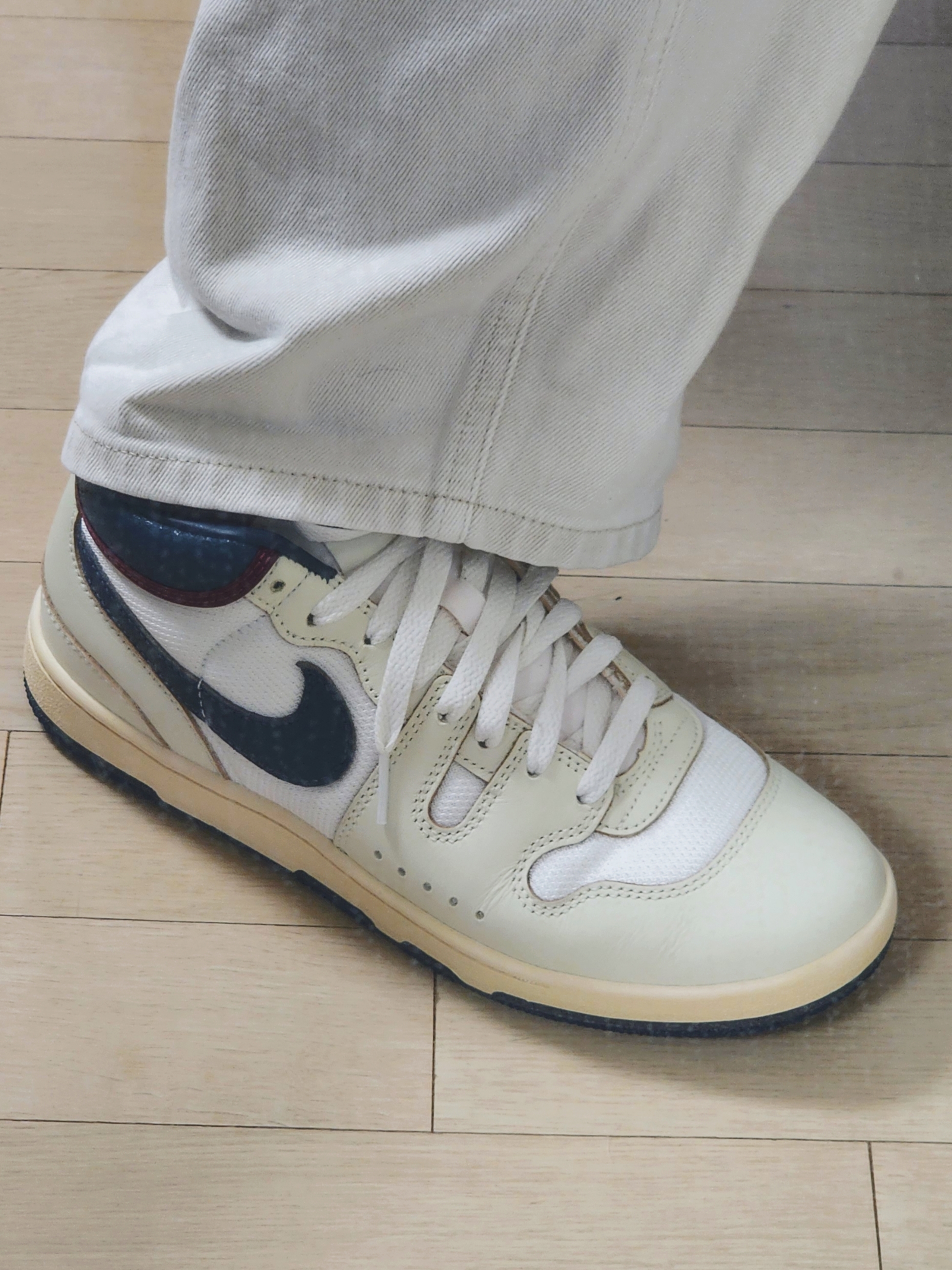 Nike Mac Attack Premium Coconut Milk and Midnight Navy 착용 스타일 - 2
