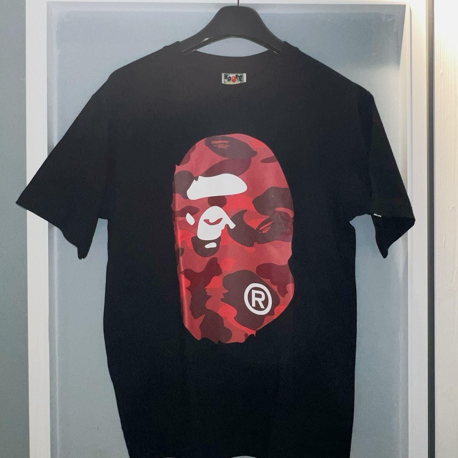 BAPE Color Camo Big Ape Head T-Shirt Black Red, BAPE Color Camo Big Ape Head T-Shirt White Red 착용 스타일 - 2