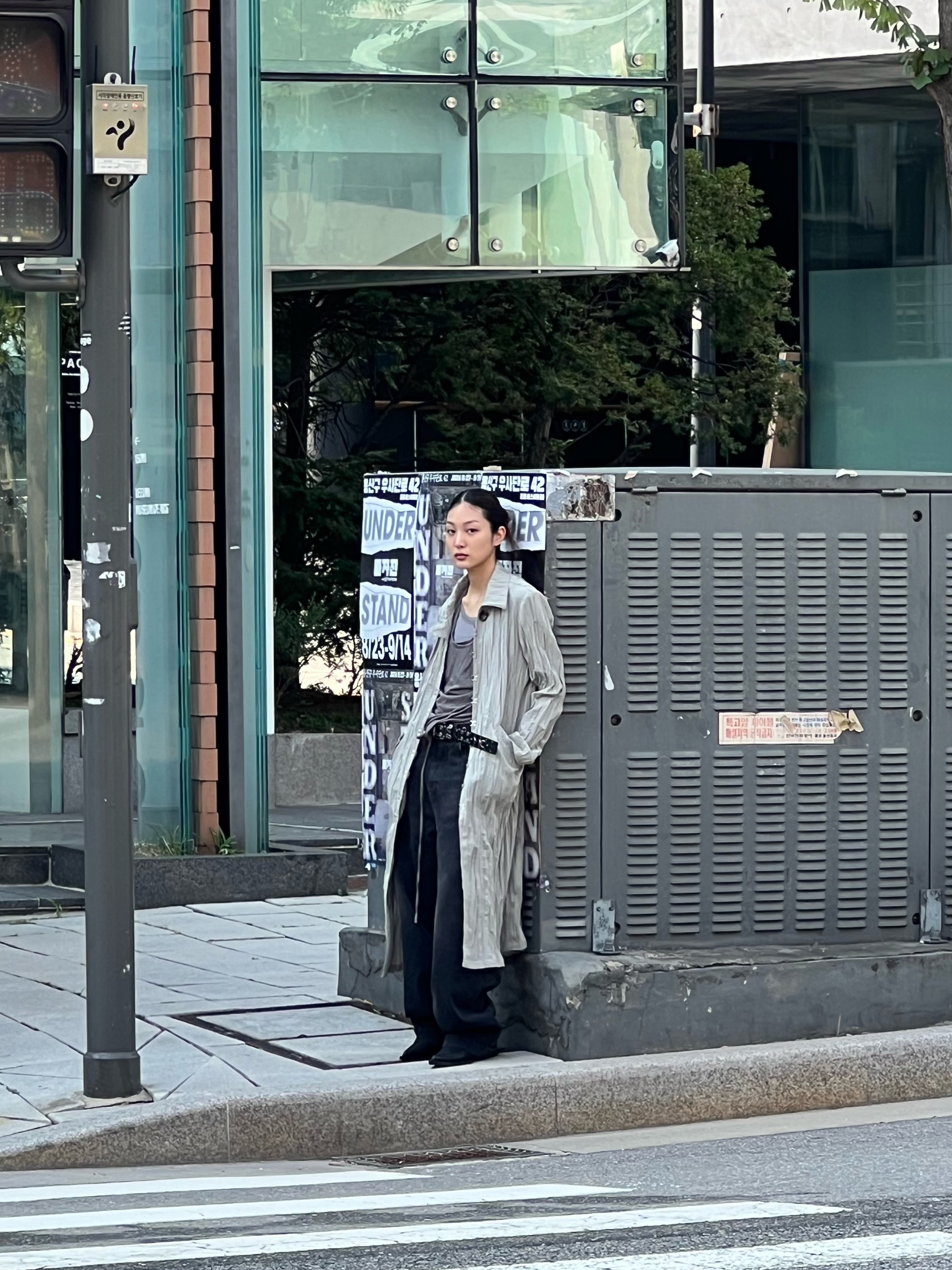 Vacant Archive Unisex Hadid Wrinkle Hook Coat Black, Vacant Archive Unisex Hadid Wrinkle Hook Coat Light Khaki 착용 스타일
